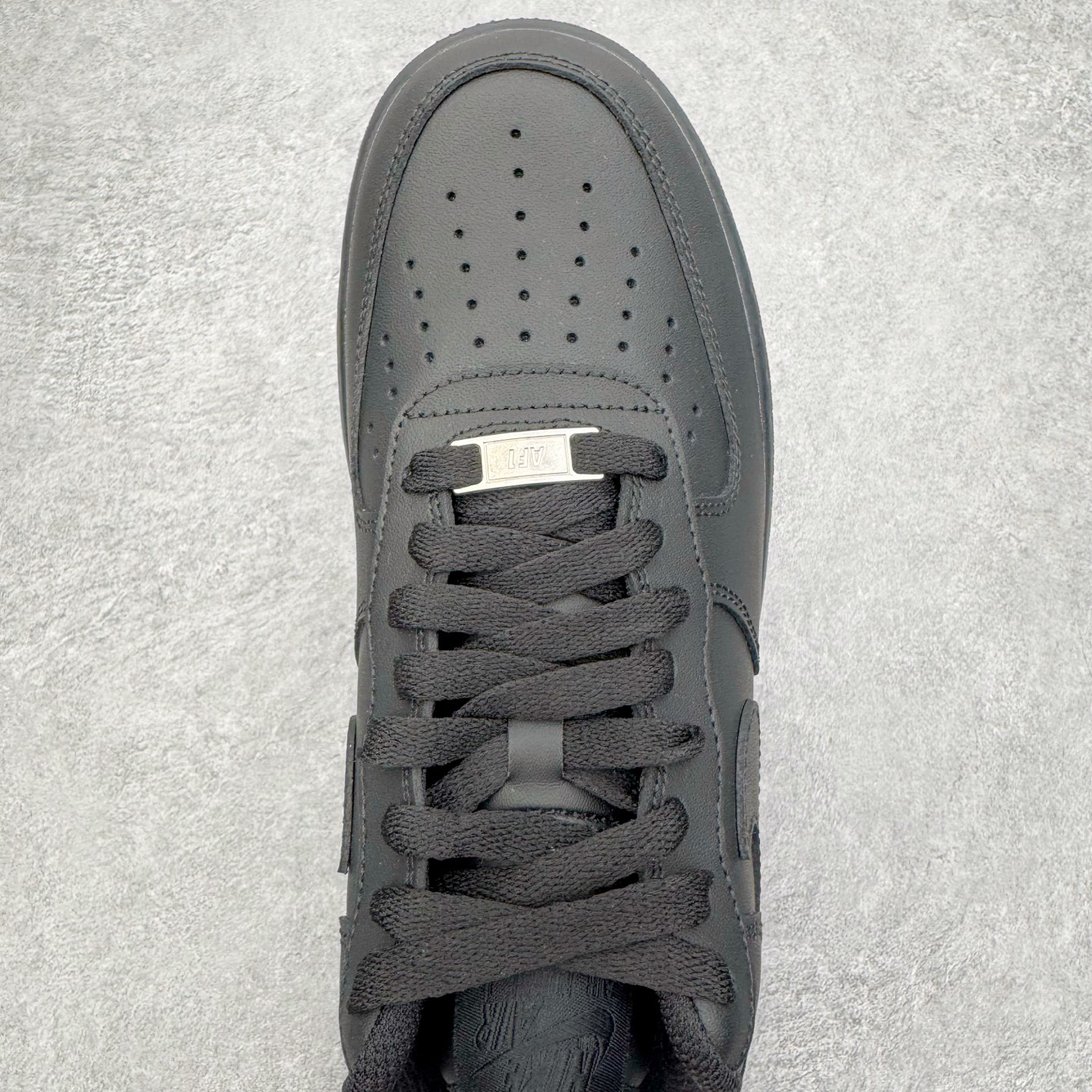 图片[4]-＃G5 NK Air Force 1 Low \’07 空军一号低帮经典板鞋 纯黑 哑光 CW2288-001 同步官方2025全新版本 不规则波浪大底咬花 全鞋电脑针车 工整有序 视觉效果满分 原厂拉帮手法 标准四线 密度针距针孔大小控制到位 原装反口里网布海绵 正确卡色网眼大小 新版鞋撑改用纸团代替 原厂港宝加持完美还原灵魂版型 原盒原配从里到外百分百还原 原厂全头层原厂皮料 原标原盒 内置Sole气垫 中底白色背胶 中底划线 已经无限的接近公司 原厂楦头 原厂刺绣 后跟弧度修正 独家私模最大开发到47.5 尺码：35.5 36 36.5 37.5 38 38.5 39 40 40.5 41 42 42.5 43 44 44.5 45 46 47.5-选品中心