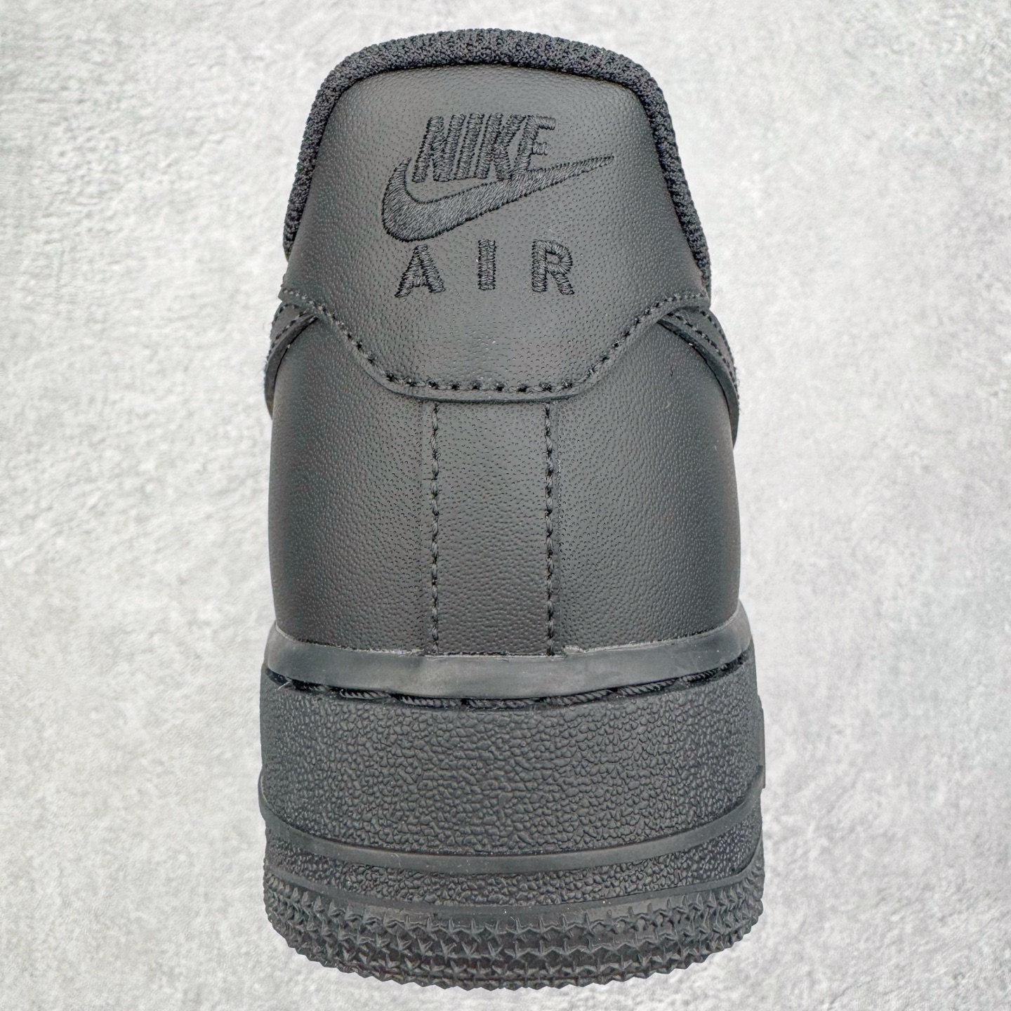 图片[8]-＃G5 NK Air Force 1 Low \’07 空军一号低帮经典板鞋 纯黑 哑光 CW2288-001 同步官方2025全新版本 不规则波浪大底咬花 全鞋电脑针车 工整有序 视觉效果满分 原厂拉帮手法 标准四线 密度针距针孔大小控制到位 原装反口里网布海绵 正确卡色网眼大小 新版鞋撑改用纸团代替 原厂港宝加持完美还原灵魂版型 原盒原配从里到外百分百还原 原厂全头层原厂皮料 原标原盒 内置Sole气垫 中底白色背胶 中底划线 已经无限的接近公司 原厂楦头 原厂刺绣 后跟弧度修正 独家私模最大开发到47.5 尺码：35.5 36 36.5 37.5 38 38.5 39 40 40.5 41 42 42.5 43 44 44.5 45 46 47.5-选品中心