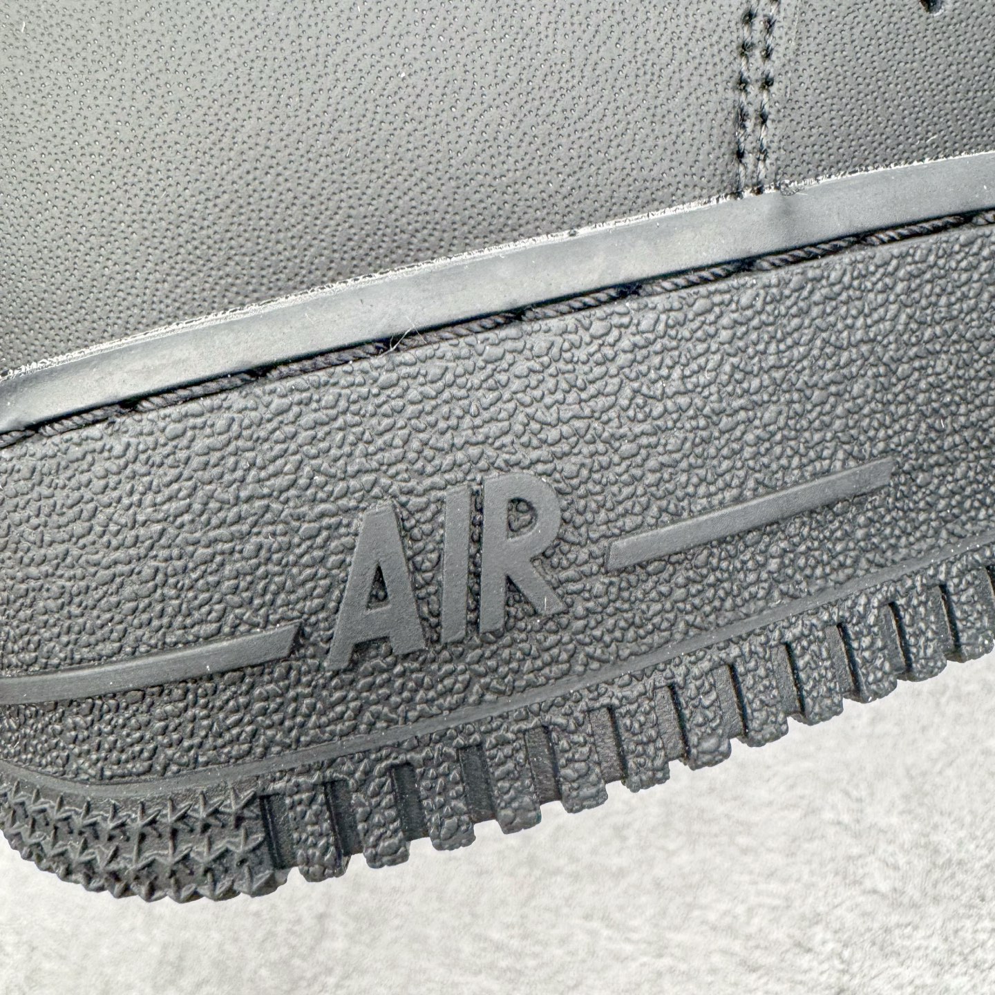 图片[18]-＃G5 NK Air Force 1 Low \’07 空军一号低帮经典板鞋 纯黑 哑光 CW2288-001 同步官方2025全新版本 不规则波浪大底咬花 全鞋电脑针车 工整有序 视觉效果满分 原厂拉帮手法 标准四线 密度针距针孔大小控制到位 原装反口里网布海绵 正确卡色网眼大小 新版鞋撑改用纸团代替 原厂港宝加持完美还原灵魂版型 原盒原配从里到外百分百还原 原厂全头层原厂皮料 原标原盒 内置Sole气垫 中底白色背胶 中底划线 已经无限的接近公司 原厂楦头 原厂刺绣 后跟弧度修正 独家私模最大开发到47.5 尺码：35.5 36 36.5 37.5 38 38.5 39 40 40.5 41 42 42.5 43 44 44.5 45 46 47.5-选品中心