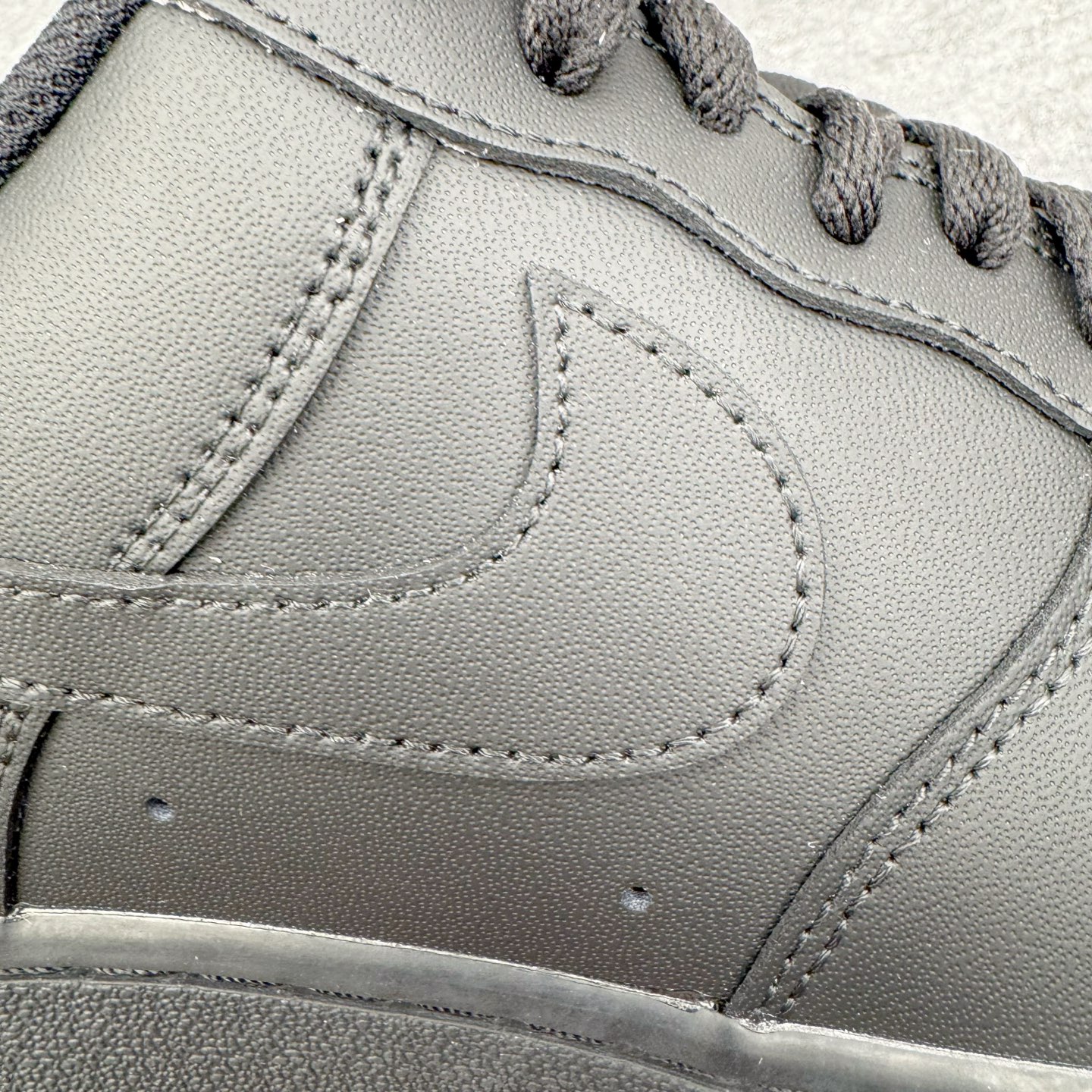 图片[19]-＃G5 NK Air Force 1 Low \’07 空军一号低帮经典板鞋 纯黑 哑光 CW2288-001 同步官方2025全新版本 不规则波浪大底咬花 全鞋电脑针车 工整有序 视觉效果满分 原厂拉帮手法 标准四线 密度针距针孔大小控制到位 原装反口里网布海绵 正确卡色网眼大小 新版鞋撑改用纸团代替 原厂港宝加持完美还原灵魂版型 原盒原配从里到外百分百还原 原厂全头层原厂皮料 原标原盒 内置Sole气垫 中底白色背胶 中底划线 已经无限的接近公司 原厂楦头 原厂刺绣 后跟弧度修正 独家私模最大开发到47.5 尺码：35.5 36 36.5 37.5 38 38.5 39 40 40.5 41 42 42.5 43 44 44.5 45 46 47.5-选品中心