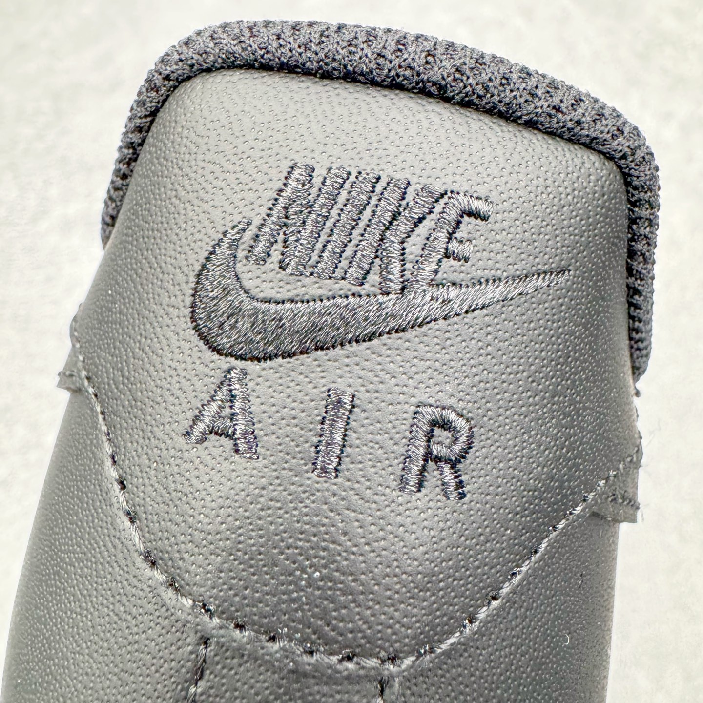 图片[17]-＃G5 NK Air Force 1 Low \’07 空军一号低帮经典板鞋 纯黑 哑光 CW2288-001 同步官方2025全新版本 不规则波浪大底咬花 全鞋电脑针车 工整有序 视觉效果满分 原厂拉帮手法 标准四线 密度针距针孔大小控制到位 原装反口里网布海绵 正确卡色网眼大小 新版鞋撑改用纸团代替 原厂港宝加持完美还原灵魂版型 原盒原配从里到外百分百还原 原厂全头层原厂皮料 原标原盒 内置Sole气垫 中底白色背胶 中底划线 已经无限的接近公司 原厂楦头 原厂刺绣 后跟弧度修正 独家私模最大开发到47.5 尺码：35.5 36 36.5 37.5 38 38.5 39 40 40.5 41 42 42.5 43 44 44.5 45 46 47.5-选品中心