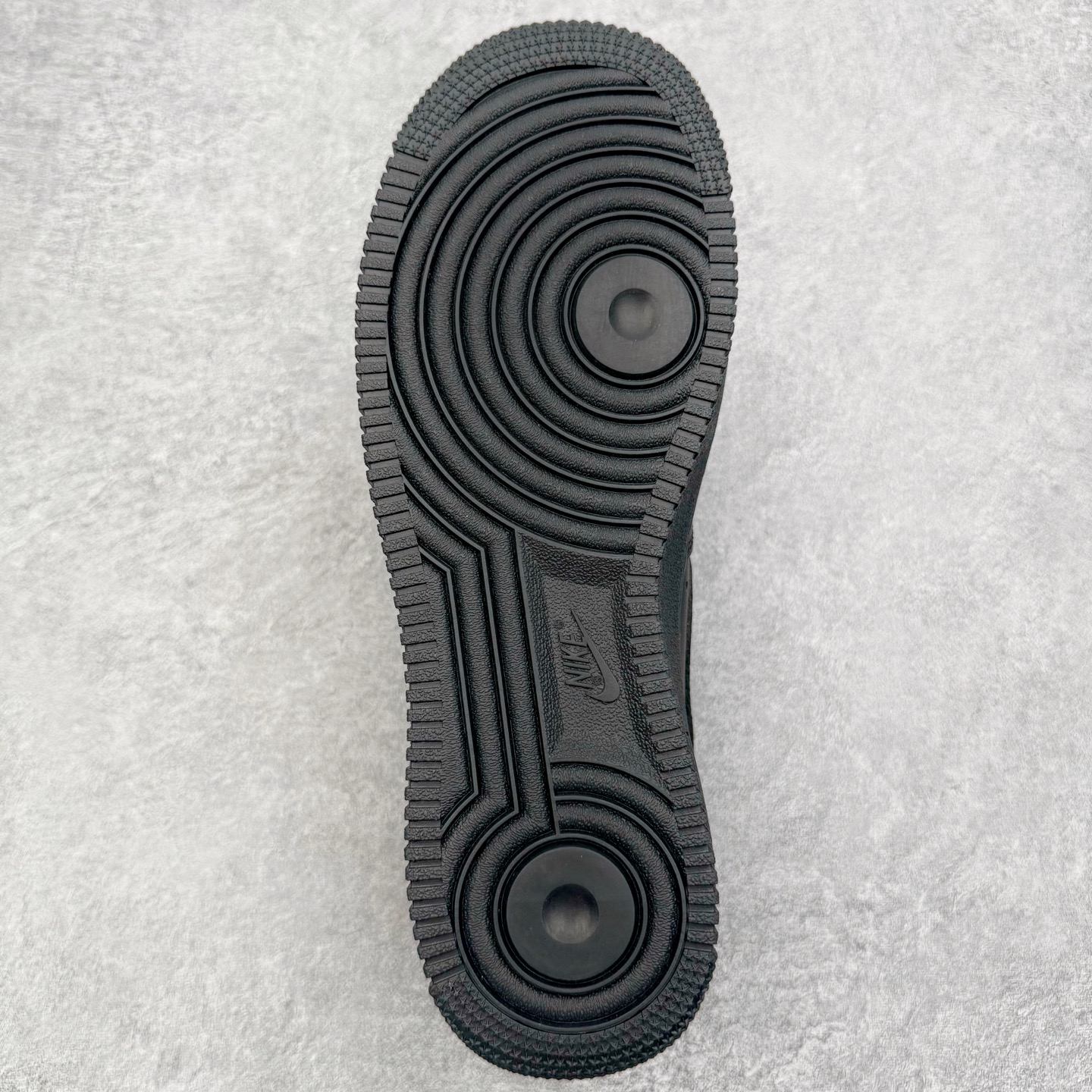 图片[9]-＃G5 NK Air Force 1 Low \’07 空军一号低帮经典板鞋 纯黑 哑光 CW2288-001 同步官方2025全新版本 不规则波浪大底咬花 全鞋电脑针车 工整有序 视觉效果满分 原厂拉帮手法 标准四线 密度针距针孔大小控制到位 原装反口里网布海绵 正确卡色网眼大小 新版鞋撑改用纸团代替 原厂港宝加持完美还原灵魂版型 原盒原配从里到外百分百还原 原厂全头层原厂皮料 原标原盒 内置Sole气垫 中底白色背胶 中底划线 已经无限的接近公司 原厂楦头 原厂刺绣 后跟弧度修正 独家私模最大开发到47.5 尺码：35.5 36 36.5 37.5 38 38.5 39 40 40.5 41 42 42.5 43 44 44.5 45 46 47.5-选品中心