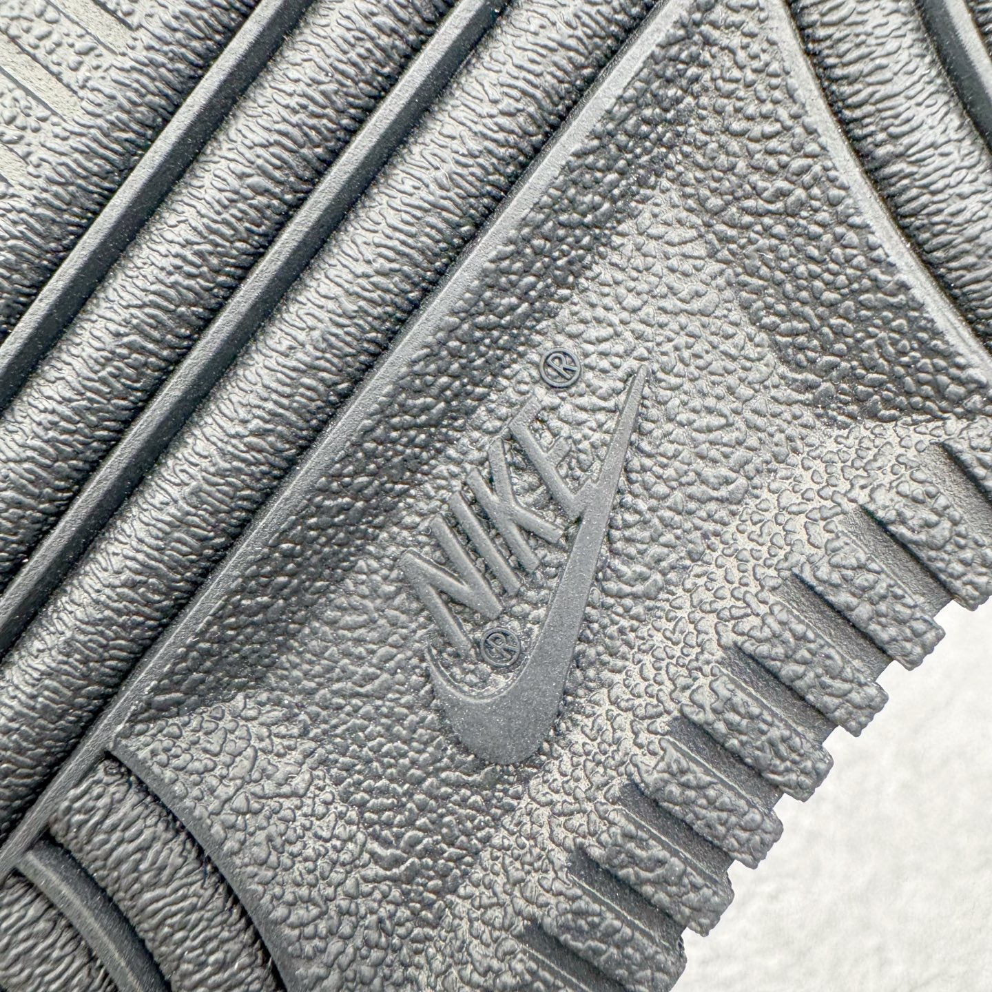 图片[21]-＃G5 NK Air Force 1 Low \’07 空军一号低帮经典板鞋 纯黑 哑光 CW2288-001 同步官方2025全新版本 不规则波浪大底咬花 全鞋电脑针车 工整有序 视觉效果满分 原厂拉帮手法 标准四线 密度针距针孔大小控制到位 原装反口里网布海绵 正确卡色网眼大小 新版鞋撑改用纸团代替 原厂港宝加持完美还原灵魂版型 原盒原配从里到外百分百还原 原厂全头层原厂皮料 原标原盒 内置Sole气垫 中底白色背胶 中底划线 已经无限的接近公司 原厂楦头 原厂刺绣 后跟弧度修正 独家私模最大开发到47.5 尺码：35.5 36 36.5 37.5 38 38.5 39 40 40.5 41 42 42.5 43 44 44.5 45 46 47.5-选品中心