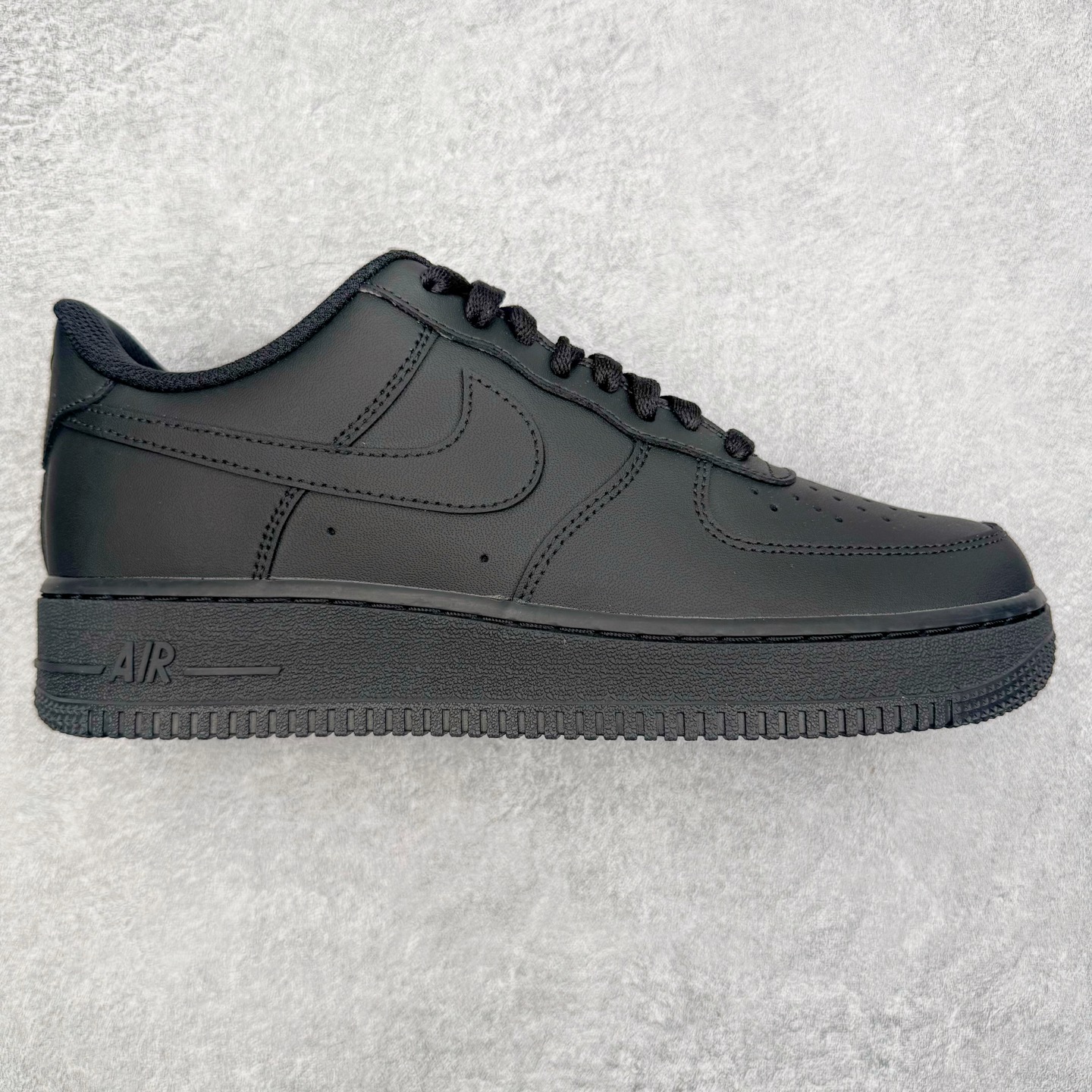 ＃G5 NK Air Force 1 Low \'07 空军一号低帮经典板鞋 纯黑 哑光 CW2288-001 同步官方2025全新版本 不规则波浪大底咬花 全鞋电脑针车 工整有序 视觉效果满分 原厂拉帮手法 标准四线 密度针距针孔大小控制到位 原装反口里网布海绵 正确卡色网眼大小 新版鞋撑改用纸团代替 原厂港宝加持完美还原灵魂版型 原盒原配从里到外百分百还原 原厂全头层原厂皮料 原标原盒 内置Sole气垫 中底白色背胶 中底划线 已经无限的接近公司 原厂楦头 原厂刺绣 后跟弧度修正 独家私模最大开发到47.5 尺码：35.5 36 36.5 37.5 38 38.5 39 40 40.5 41 42 42.5 43 44 44.5 45 46 47.5-选品中心