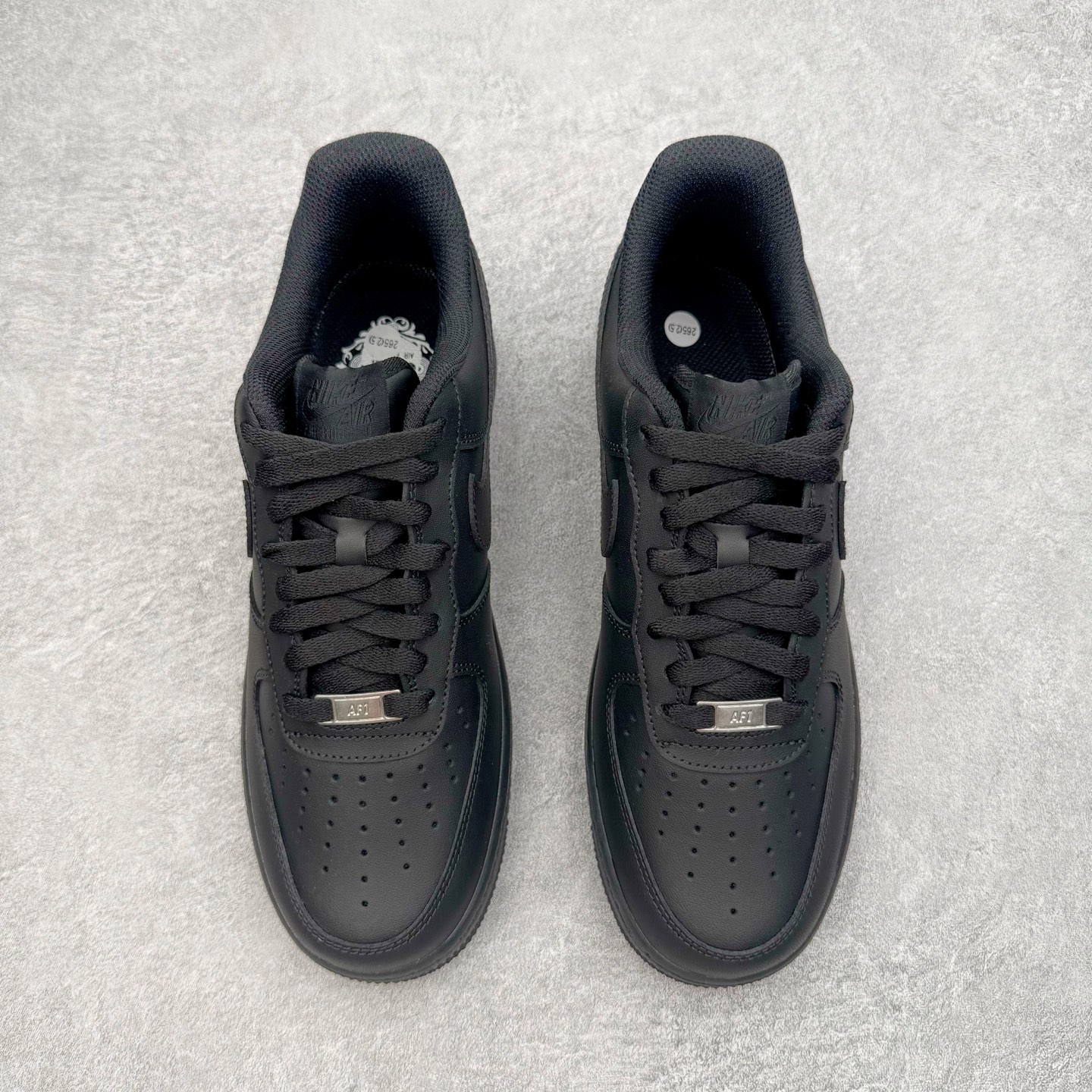 图片[2]-＃G5 NK Air Force 1 Low \’07 空军一号低帮经典板鞋 纯黑 哑光 CW2288-001 同步官方2025全新版本 不规则波浪大底咬花 全鞋电脑针车 工整有序 视觉效果满分 原厂拉帮手法 标准四线 密度针距针孔大小控制到位 原装反口里网布海绵 正确卡色网眼大小 新版鞋撑改用纸团代替 原厂港宝加持完美还原灵魂版型 原盒原配从里到外百分百还原 原厂全头层原厂皮料 原标原盒 内置Sole气垫 中底白色背胶 中底划线 已经无限的接近公司 原厂楦头 原厂刺绣 后跟弧度修正 独家私模最大开发到47.5 尺码：35.5 36 36.5 37.5 38 38.5 39 40 40.5 41 42 42.5 43 44 44.5 45 46 47.5-选品中心