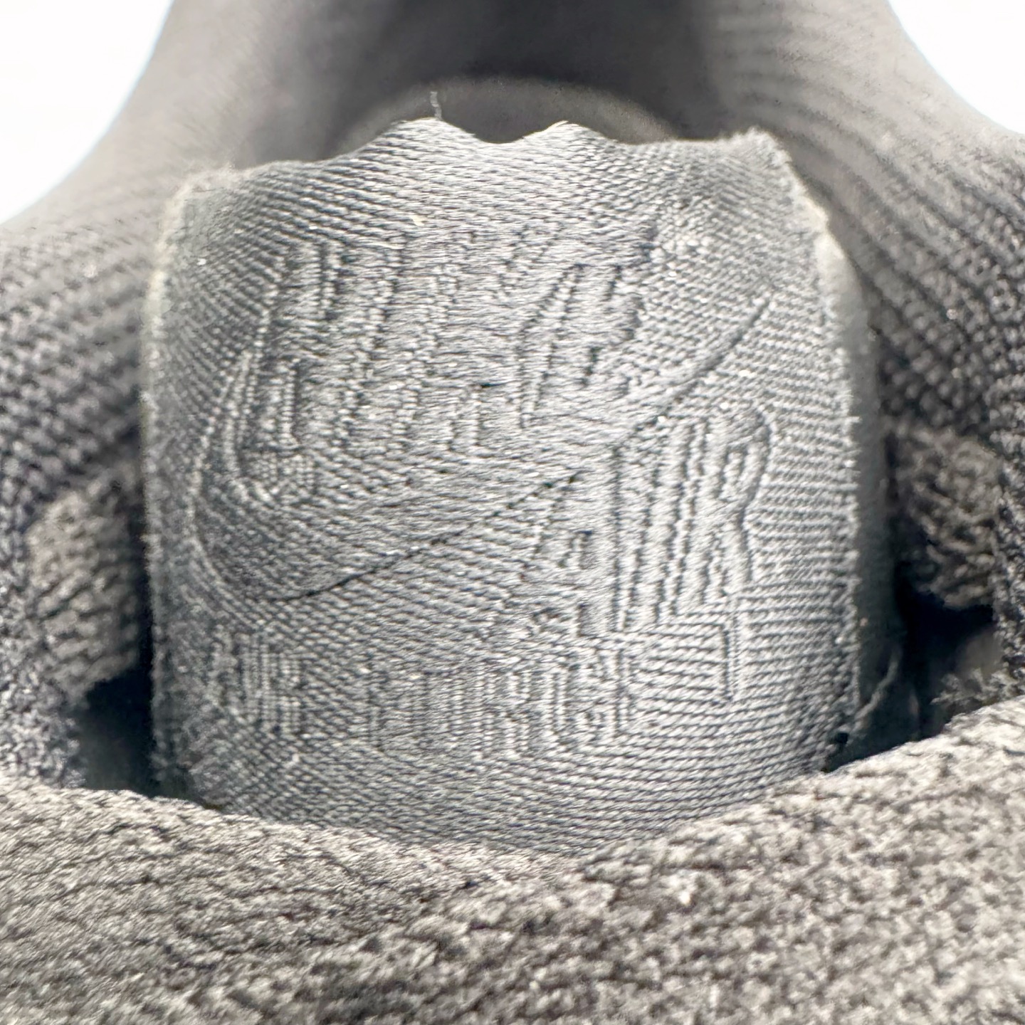 图片[14]-＃G5 NK Air Force 1 Low \’07 空军一号低帮经典板鞋 纯黑 哑光 CW2288-001 同步官方2025全新版本 不规则波浪大底咬花 全鞋电脑针车 工整有序 视觉效果满分 原厂拉帮手法 标准四线 密度针距针孔大小控制到位 原装反口里网布海绵 正确卡色网眼大小 新版鞋撑改用纸团代替 原厂港宝加持完美还原灵魂版型 原盒原配从里到外百分百还原 原厂全头层原厂皮料 原标原盒 内置Sole气垫 中底白色背胶 中底划线 已经无限的接近公司 原厂楦头 原厂刺绣 后跟弧度修正 独家私模最大开发到47.5 尺码：35.5 36 36.5 37.5 38 38.5 39 40 40.5 41 42 42.5 43 44 44.5 45 46 47.5-选品中心