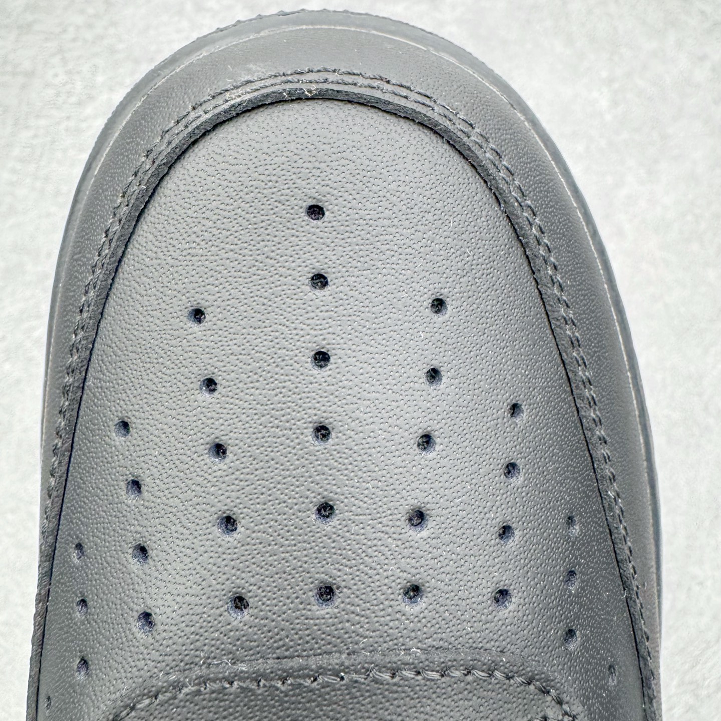 图片[16]-＃G5 NK Air Force 1 Low \’07 空军一号低帮经典板鞋 纯黑 哑光 CW2288-001 同步官方2025全新版本 不规则波浪大底咬花 全鞋电脑针车 工整有序 视觉效果满分 原厂拉帮手法 标准四线 密度针距针孔大小控制到位 原装反口里网布海绵 正确卡色网眼大小 新版鞋撑改用纸团代替 原厂港宝加持完美还原灵魂版型 原盒原配从里到外百分百还原 原厂全头层原厂皮料 原标原盒 内置Sole气垫 中底白色背胶 中底划线 已经无限的接近公司 原厂楦头 原厂刺绣 后跟弧度修正 独家私模最大开发到47.5 尺码：35.5 36 36.5 37.5 38 38.5 39 40 40.5 41 42 42.5 43 44 44.5 45 46 47.5-选品中心