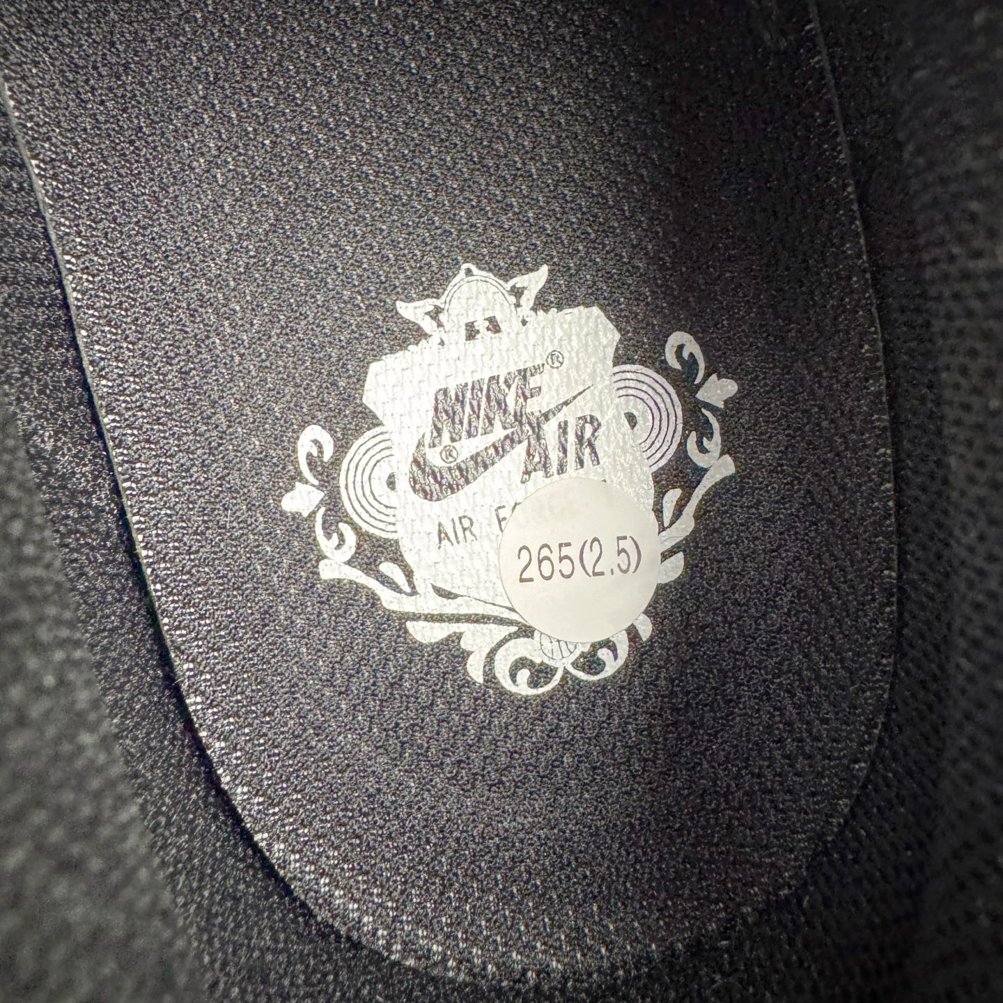 图片[13]-＃G5 NK Air Force 1 Low \’07 空军一号低帮经典板鞋 纯黑 哑光 CW2288-001 同步官方2025全新版本 不规则波浪大底咬花 全鞋电脑针车 工整有序 视觉效果满分 原厂拉帮手法 标准四线 密度针距针孔大小控制到位 原装反口里网布海绵 正确卡色网眼大小 新版鞋撑改用纸团代替 原厂港宝加持完美还原灵魂版型 原盒原配从里到外百分百还原 原厂全头层原厂皮料 原标原盒 内置Sole气垫 中底白色背胶 中底划线 已经无限的接近公司 原厂楦头 原厂刺绣 后跟弧度修正 独家私模最大开发到47.5 尺码：35.5 36 36.5 37.5 38 38.5 39 40 40.5 41 42 42.5 43 44 44.5 45 46 47.5-选品中心