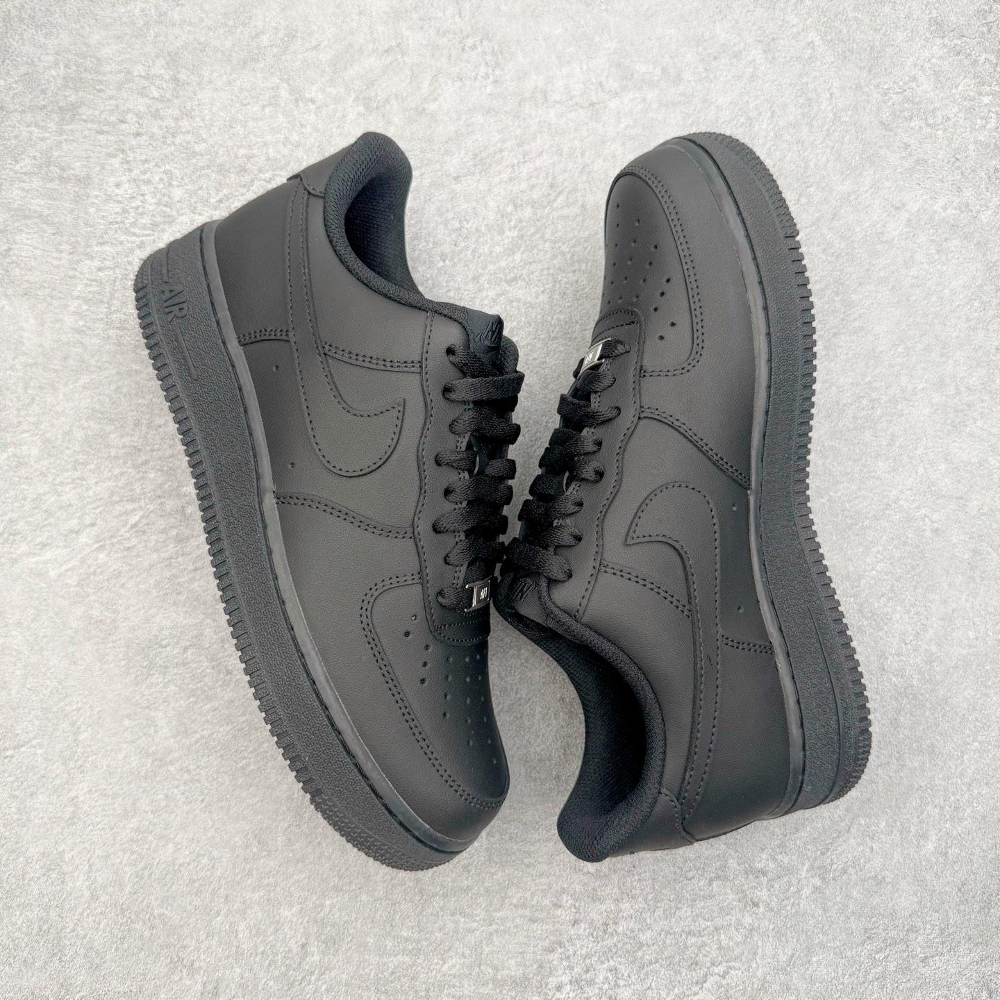 图片[3]-＃G5 NK Air Force 1 Low \’07 空军一号低帮经典板鞋 纯黑 哑光 CW2288-001 同步官方2025全新版本 不规则波浪大底咬花 全鞋电脑针车 工整有序 视觉效果满分 原厂拉帮手法 标准四线 密度针距针孔大小控制到位 原装反口里网布海绵 正确卡色网眼大小 新版鞋撑改用纸团代替 原厂港宝加持完美还原灵魂版型 原盒原配从里到外百分百还原 原厂全头层原厂皮料 原标原盒 内置Sole气垫 中底白色背胶 中底划线 已经无限的接近公司 原厂楦头 原厂刺绣 后跟弧度修正 独家私模最大开发到47.5 尺码：35.5 36 36.5 37.5 38 38.5 39 40 40.5 41 42 42.5 43 44 44.5 45 46 47.5-选品中心