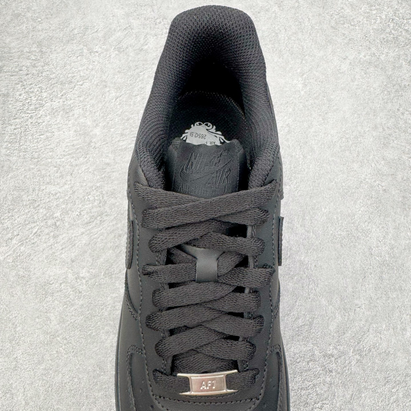 图片[5]-＃G5 NK Air Force 1 Low \’07 空军一号低帮经典板鞋 纯黑 哑光 CW2288-001 同步官方2025全新版本 不规则波浪大底咬花 全鞋电脑针车 工整有序 视觉效果满分 原厂拉帮手法 标准四线 密度针距针孔大小控制到位 原装反口里网布海绵 正确卡色网眼大小 新版鞋撑改用纸团代替 原厂港宝加持完美还原灵魂版型 原盒原配从里到外百分百还原 原厂全头层原厂皮料 原标原盒 内置Sole气垫 中底白色背胶 中底划线 已经无限的接近公司 原厂楦头 原厂刺绣 后跟弧度修正 独家私模最大开发到47.5 尺码：35.5 36 36.5 37.5 38 38.5 39 40 40.5 41 42 42.5 43 44 44.5 45 46 47.5-选品中心