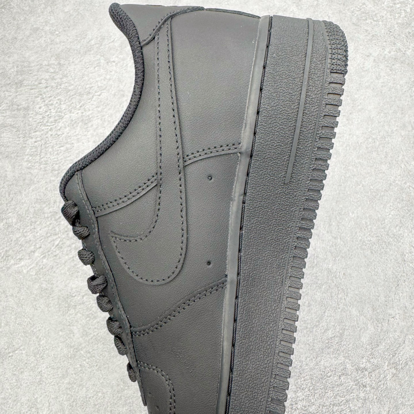 图片[7]-＃G5 NK Air Force 1 Low \’07 空军一号低帮经典板鞋 纯黑 哑光 CW2288-001 同步官方2025全新版本 不规则波浪大底咬花 全鞋电脑针车 工整有序 视觉效果满分 原厂拉帮手法 标准四线 密度针距针孔大小控制到位 原装反口里网布海绵 正确卡色网眼大小 新版鞋撑改用纸团代替 原厂港宝加持完美还原灵魂版型 原盒原配从里到外百分百还原 原厂全头层原厂皮料 原标原盒 内置Sole气垫 中底白色背胶 中底划线 已经无限的接近公司 原厂楦头 原厂刺绣 后跟弧度修正 独家私模最大开发到47.5 尺码：35.5 36 36.5 37.5 38 38.5 39 40 40.5 41 42 42.5 43 44 44.5 45 46 47.5-选品中心