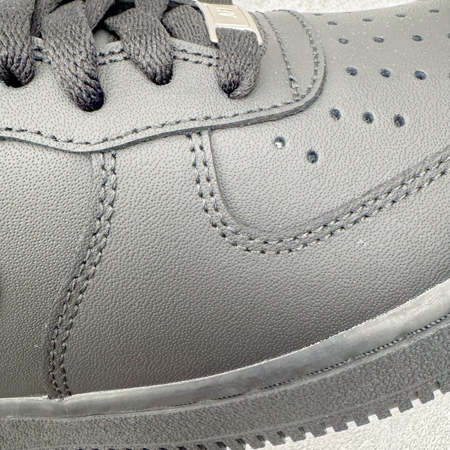 图片[20]-＃G5 NK Air Force 1 Low \’07 空军一号低帮经典板鞋 纯黑 哑光 CW2288-001 同步官方2025全新版本 不规则波浪大底咬花 全鞋电脑针车 工整有序 视觉效果满分 原厂拉帮手法 标准四线 密度针距针孔大小控制到位 原装反口里网布海绵 正确卡色网眼大小 新版鞋撑改用纸团代替 原厂港宝加持完美还原灵魂版型 原盒原配从里到外百分百还原 原厂全头层原厂皮料 原标原盒 内置Sole气垫 中底白色背胶 中底划线 已经无限的接近公司 原厂楦头 原厂刺绣 后跟弧度修正 独家私模最大开发到47.5 尺码：35.5 36 36.5 37.5 38 38.5 39 40 40.5 41 42 42.5 43 44 44.5 45 46 47.5-选品中心