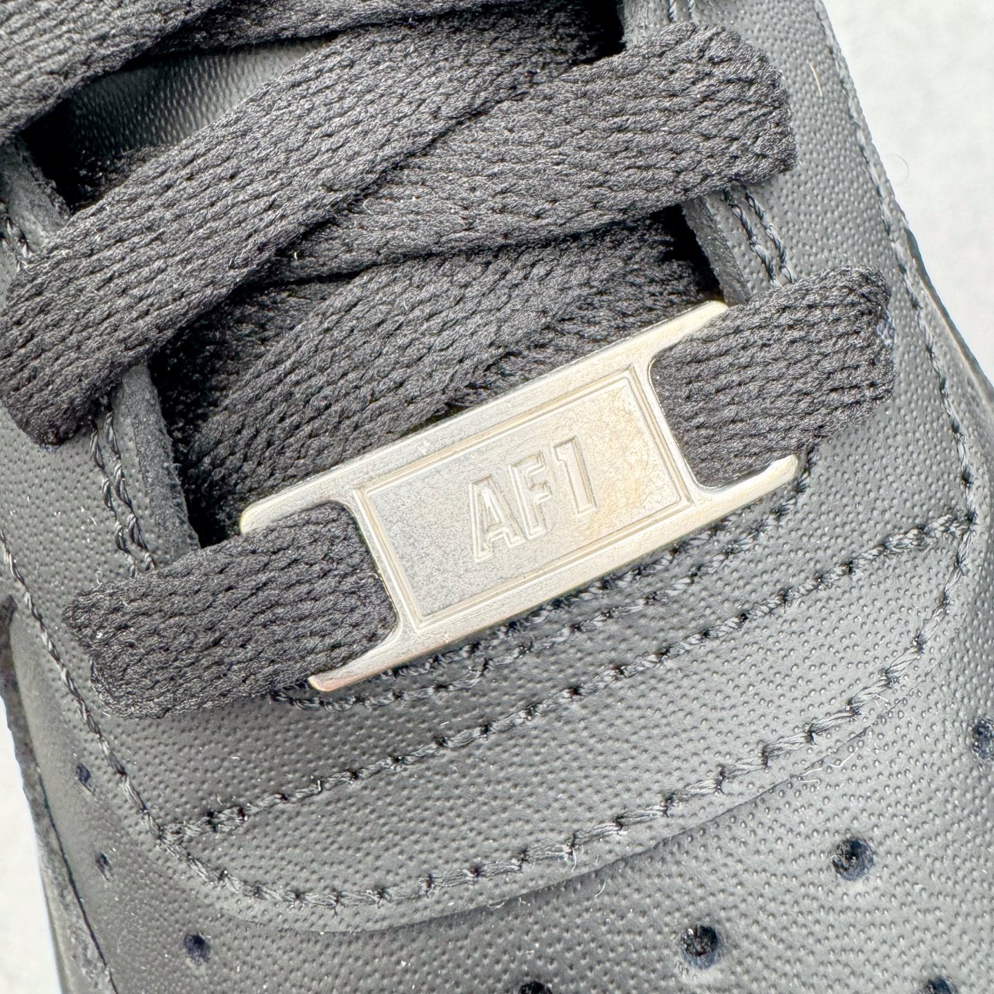 图片[15]-＃G5 NK Air Force 1 Low \’07 空军一号低帮经典板鞋 纯黑 哑光 CW2288-001 同步官方2025全新版本 不规则波浪大底咬花 全鞋电脑针车 工整有序 视觉效果满分 原厂拉帮手法 标准四线 密度针距针孔大小控制到位 原装反口里网布海绵 正确卡色网眼大小 新版鞋撑改用纸团代替 原厂港宝加持完美还原灵魂版型 原盒原配从里到外百分百还原 原厂全头层原厂皮料 原标原盒 内置Sole气垫 中底白色背胶 中底划线 已经无限的接近公司 原厂楦头 原厂刺绣 后跟弧度修正 独家私模最大开发到47.5 尺码：35.5 36 36.5 37.5 38 38.5 39 40 40.5 41 42 42.5 43 44 44.5 45 46 47.5-选品中心