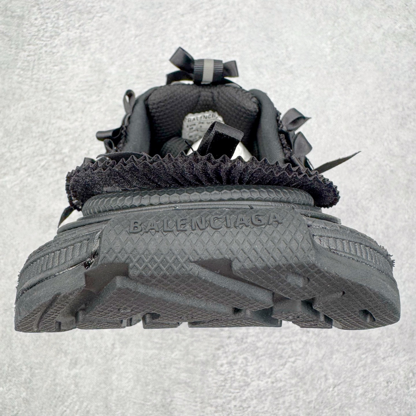 图片[8]-＃VG零售版 BALENCIAGA 3XL Sneakers 巴黎世家十代网布系带低帮走秀复古老爹鞋包头拖鞋半拖 蕾丝蝴蝶结 全套原纸板楦头开发 最原汁原味的灵魂版型 全鞋荧光划线卡点 胶水把控整洁度追求极致完美 每一双都是工艺品 多重QC质检 超越公司货的品控标准 实实在在的免检产品 原盒原配 正确字体电绣 粗细、位置、大小正确 侧边TPU 透气孔匹配意产原版 正确分离大底 TPU软底 原版一致大底LOGO 立体感十足 原厂皮料水洗做旧 采购原厂网纱 不含皮革 网布材料和聚氨酯 磨损效果 鞋头边缘和后帮 Balenciaga 徽标 鞋面和后跟凸印尺码 鞋舌 3XL 橡胶品牌标识和反光细节 鞋帮拉袢和鞋舌拉祥 配反光细节 备用鞋带在鞋履前侧 可在穿着前取下 便于不同造型搭配 正常尺码 尺码：35 36 37 38 39 40 41 42 43 44 45 46-选品中心