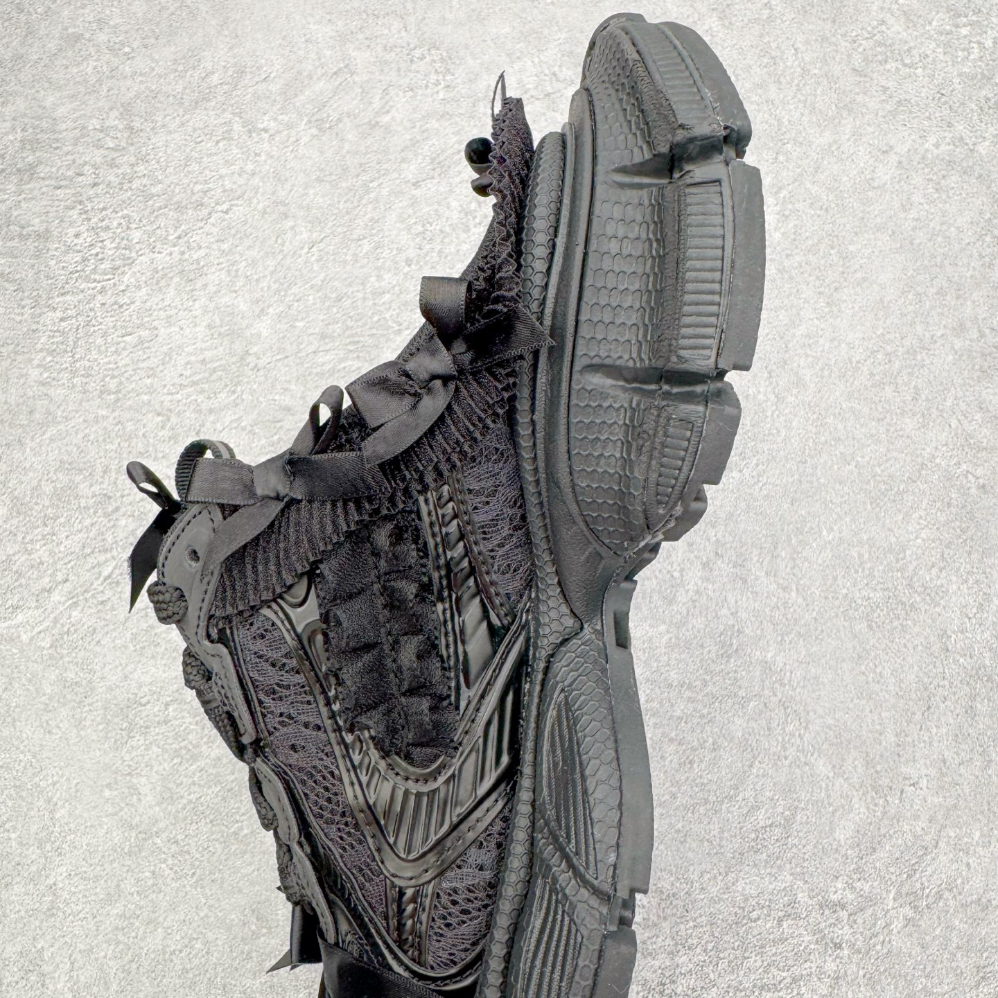 图片[7]-＃VG零售版 BALENCIAGA 3XL Sneakers 巴黎世家十代网布系带低帮走秀复古老爹鞋包头拖鞋半拖 蕾丝蝴蝶结 全套原纸板楦头开发 最原汁原味的灵魂版型 全鞋荧光划线卡点 胶水把控整洁度追求极致完美 每一双都是工艺品 多重QC质检 超越公司货的品控标准 实实在在的免检产品 原盒原配 正确字体电绣 粗细、位置、大小正确 侧边TPU 透气孔匹配意产原版 正确分离大底 TPU软底 原版一致大底LOGO 立体感十足 原厂皮料水洗做旧 采购原厂网纱 不含皮革 网布材料和聚氨酯 磨损效果 鞋头边缘和后帮 Balenciaga 徽标 鞋面和后跟凸印尺码 鞋舌 3XL 橡胶品牌标识和反光细节 鞋帮拉袢和鞋舌拉祥 配反光细节 备用鞋带在鞋履前侧 可在穿着前取下 便于不同造型搭配 正常尺码 尺码：35 36 37 38 39 40 41 42 43 44 45 46-选品中心