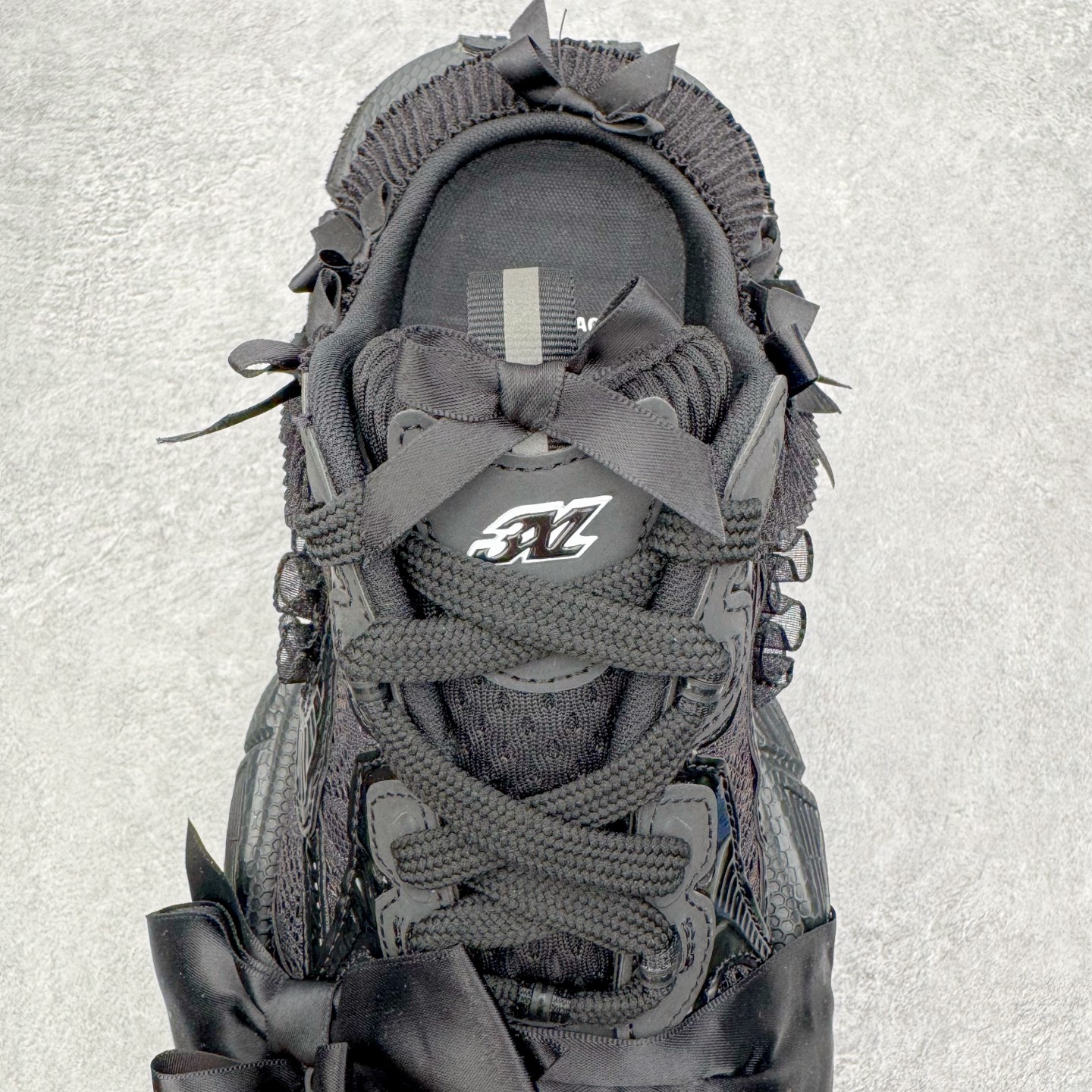 图片[5]-＃VG零售版 BALENCIAGA 3XL Sneakers 巴黎世家十代网布系带低帮走秀复古老爹鞋包头拖鞋半拖 蕾丝蝴蝶结 全套原纸板楦头开发 最原汁原味的灵魂版型 全鞋荧光划线卡点 胶水把控整洁度追求极致完美 每一双都是工艺品 多重QC质检 超越公司货的品控标准 实实在在的免检产品 原盒原配 正确字体电绣 粗细、位置、大小正确 侧边TPU 透气孔匹配意产原版 正确分离大底 TPU软底 原版一致大底LOGO 立体感十足 原厂皮料水洗做旧 采购原厂网纱 不含皮革 网布材料和聚氨酯 磨损效果 鞋头边缘和后帮 Balenciaga 徽标 鞋面和后跟凸印尺码 鞋舌 3XL 橡胶品牌标识和反光细节 鞋帮拉袢和鞋舌拉祥 配反光细节 备用鞋带在鞋履前侧 可在穿着前取下 便于不同造型搭配 正常尺码 尺码：35 36 37 38 39 40 41 42 43 44 45 46-选品中心