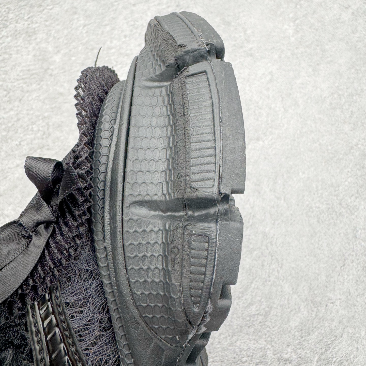 图片[13]-＃VG零售版 BALENCIAGA 3XL Sneakers 巴黎世家十代网布系带低帮走秀复古老爹鞋包头拖鞋半拖 蕾丝蝴蝶结 全套原纸板楦头开发 最原汁原味的灵魂版型 全鞋荧光划线卡点 胶水把控整洁度追求极致完美 每一双都是工艺品 多重QC质检 超越公司货的品控标准 实实在在的免检产品 原盒原配 正确字体电绣 粗细、位置、大小正确 侧边TPU 透气孔匹配意产原版 正确分离大底 TPU软底 原版一致大底LOGO 立体感十足 原厂皮料水洗做旧 采购原厂网纱 不含皮革 网布材料和聚氨酯 磨损效果 鞋头边缘和后帮 Balenciaga 徽标 鞋面和后跟凸印尺码 鞋舌 3XL 橡胶品牌标识和反光细节 鞋帮拉袢和鞋舌拉祥 配反光细节 备用鞋带在鞋履前侧 可在穿着前取下 便于不同造型搭配 正常尺码 尺码：35 36 37 38 39 40 41 42 43 44 45 46-选品中心