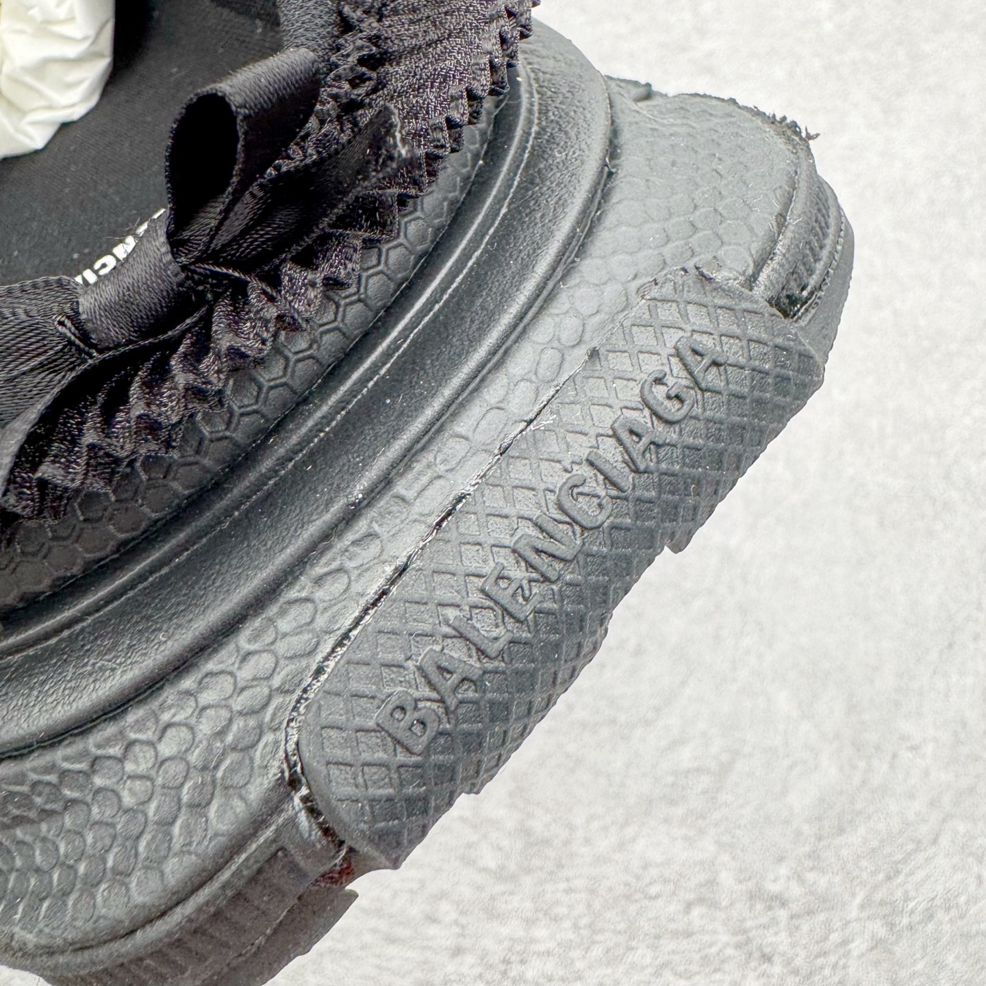 图片[12]-＃VG零售版 BALENCIAGA 3XL Sneakers 巴黎世家十代网布系带低帮走秀复古老爹鞋包头拖鞋半拖 蕾丝蝴蝶结 全套原纸板楦头开发 最原汁原味的灵魂版型 全鞋荧光划线卡点 胶水把控整洁度追求极致完美 每一双都是工艺品 多重QC质检 超越公司货的品控标准 实实在在的免检产品 原盒原配 正确字体电绣 粗细、位置、大小正确 侧边TPU 透气孔匹配意产原版 正确分离大底 TPU软底 原版一致大底LOGO 立体感十足 原厂皮料水洗做旧 采购原厂网纱 不含皮革 网布材料和聚氨酯 磨损效果 鞋头边缘和后帮 Balenciaga 徽标 鞋面和后跟凸印尺码 鞋舌 3XL 橡胶品牌标识和反光细节 鞋帮拉袢和鞋舌拉祥 配反光细节 备用鞋带在鞋履前侧 可在穿着前取下 便于不同造型搭配 正常尺码 尺码：35 36 37 38 39 40 41 42 43 44 45 46-选品中心