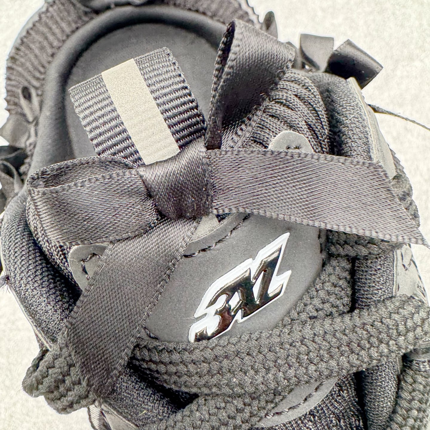 图片[14]-＃VG零售版 BALENCIAGA 3XL Sneakers 巴黎世家十代网布系带低帮走秀复古老爹鞋包头拖鞋半拖 蕾丝蝴蝶结 全套原纸板楦头开发 最原汁原味的灵魂版型 全鞋荧光划线卡点 胶水把控整洁度追求极致完美 每一双都是工艺品 多重QC质检 超越公司货的品控标准 实实在在的免检产品 原盒原配 正确字体电绣 粗细、位置、大小正确 侧边TPU 透气孔匹配意产原版 正确分离大底 TPU软底 原版一致大底LOGO 立体感十足 原厂皮料水洗做旧 采购原厂网纱 不含皮革 网布材料和聚氨酯 磨损效果 鞋头边缘和后帮 Balenciaga 徽标 鞋面和后跟凸印尺码 鞋舌 3XL 橡胶品牌标识和反光细节 鞋帮拉袢和鞋舌拉祥 配反光细节 备用鞋带在鞋履前侧 可在穿着前取下 便于不同造型搭配 正常尺码 尺码：35 36 37 38 39 40 41 42 43 44 45 46-选品中心