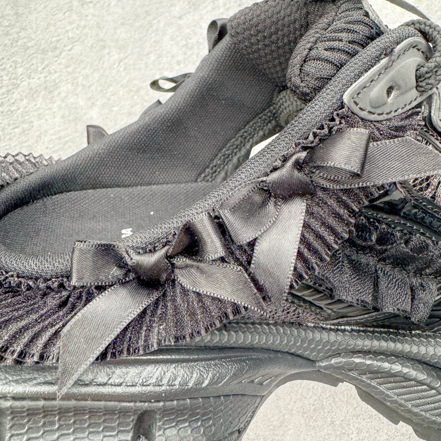 图片[17]-＃VG零售版 BALENCIAGA 3XL Sneakers 巴黎世家十代网布系带低帮走秀复古老爹鞋包头拖鞋半拖 蕾丝蝴蝶结 全套原纸板楦头开发 最原汁原味的灵魂版型 全鞋荧光划线卡点 胶水把控整洁度追求极致完美 每一双都是工艺品 多重QC质检 超越公司货的品控标准 实实在在的免检产品 原盒原配 正确字体电绣 粗细、位置、大小正确 侧边TPU 透气孔匹配意产原版 正确分离大底 TPU软底 原版一致大底LOGO 立体感十足 原厂皮料水洗做旧 采购原厂网纱 不含皮革 网布材料和聚氨酯 磨损效果 鞋头边缘和后帮 Balenciaga 徽标 鞋面和后跟凸印尺码 鞋舌 3XL 橡胶品牌标识和反光细节 鞋帮拉袢和鞋舌拉祥 配反光细节 备用鞋带在鞋履前侧 可在穿着前取下 便于不同造型搭配 正常尺码 尺码：35 36 37 38 39 40 41 42 43 44 45 46-选品中心