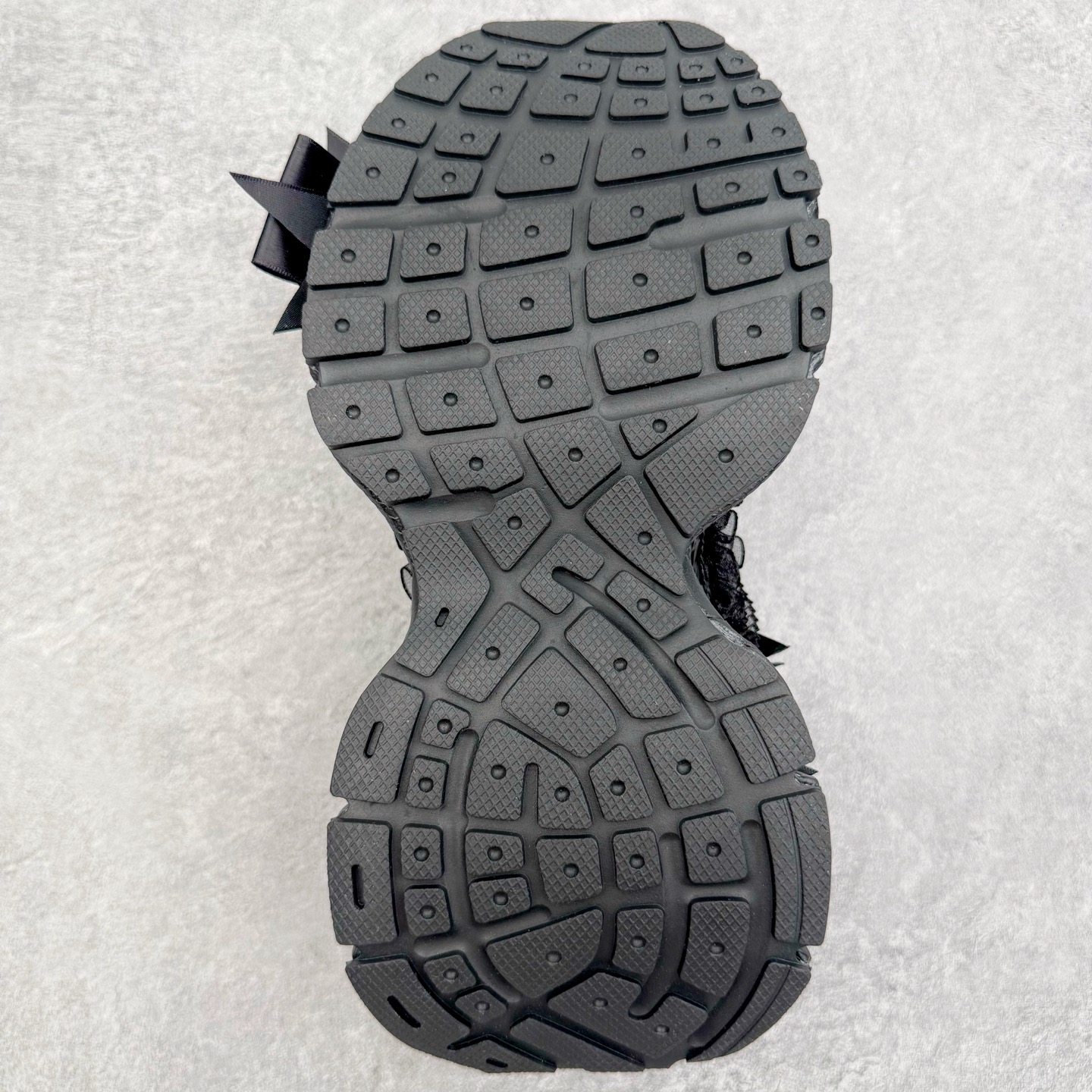 图片[9]-＃VG零售版 BALENCIAGA 3XL Sneakers 巴黎世家十代网布系带低帮走秀复古老爹鞋包头拖鞋半拖 蕾丝蝴蝶结 全套原纸板楦头开发 最原汁原味的灵魂版型 全鞋荧光划线卡点 胶水把控整洁度追求极致完美 每一双都是工艺品 多重QC质检 超越公司货的品控标准 实实在在的免检产品 原盒原配 正确字体电绣 粗细、位置、大小正确 侧边TPU 透气孔匹配意产原版 正确分离大底 TPU软底 原版一致大底LOGO 立体感十足 原厂皮料水洗做旧 采购原厂网纱 不含皮革 网布材料和聚氨酯 磨损效果 鞋头边缘和后帮 Balenciaga 徽标 鞋面和后跟凸印尺码 鞋舌 3XL 橡胶品牌标识和反光细节 鞋帮拉袢和鞋舌拉祥 配反光细节 备用鞋带在鞋履前侧 可在穿着前取下 便于不同造型搭配 正常尺码 尺码：35 36 37 38 39 40 41 42 43 44 45 46-选品中心