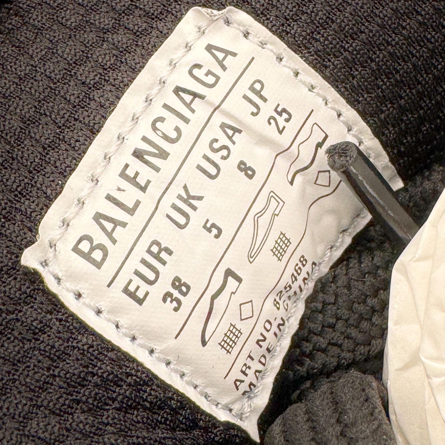 图片[11]-＃VG零售版 BALENCIAGA 3XL Sneakers 巴黎世家十代网布系带低帮走秀复古老爹鞋包头拖鞋半拖 蕾丝蝴蝶结 全套原纸板楦头开发 最原汁原味的灵魂版型 全鞋荧光划线卡点 胶水把控整洁度追求极致完美 每一双都是工艺品 多重QC质检 超越公司货的品控标准 实实在在的免检产品 原盒原配 正确字体电绣 粗细、位置、大小正确 侧边TPU 透气孔匹配意产原版 正确分离大底 TPU软底 原版一致大底LOGO 立体感十足 原厂皮料水洗做旧 采购原厂网纱 不含皮革 网布材料和聚氨酯 磨损效果 鞋头边缘和后帮 Balenciaga 徽标 鞋面和后跟凸印尺码 鞋舌 3XL 橡胶品牌标识和反光细节 鞋帮拉袢和鞋舌拉祥 配反光细节 备用鞋带在鞋履前侧 可在穿着前取下 便于不同造型搭配 正常尺码 尺码：35 36 37 38 39 40 41 42 43 44 45 46-选品中心