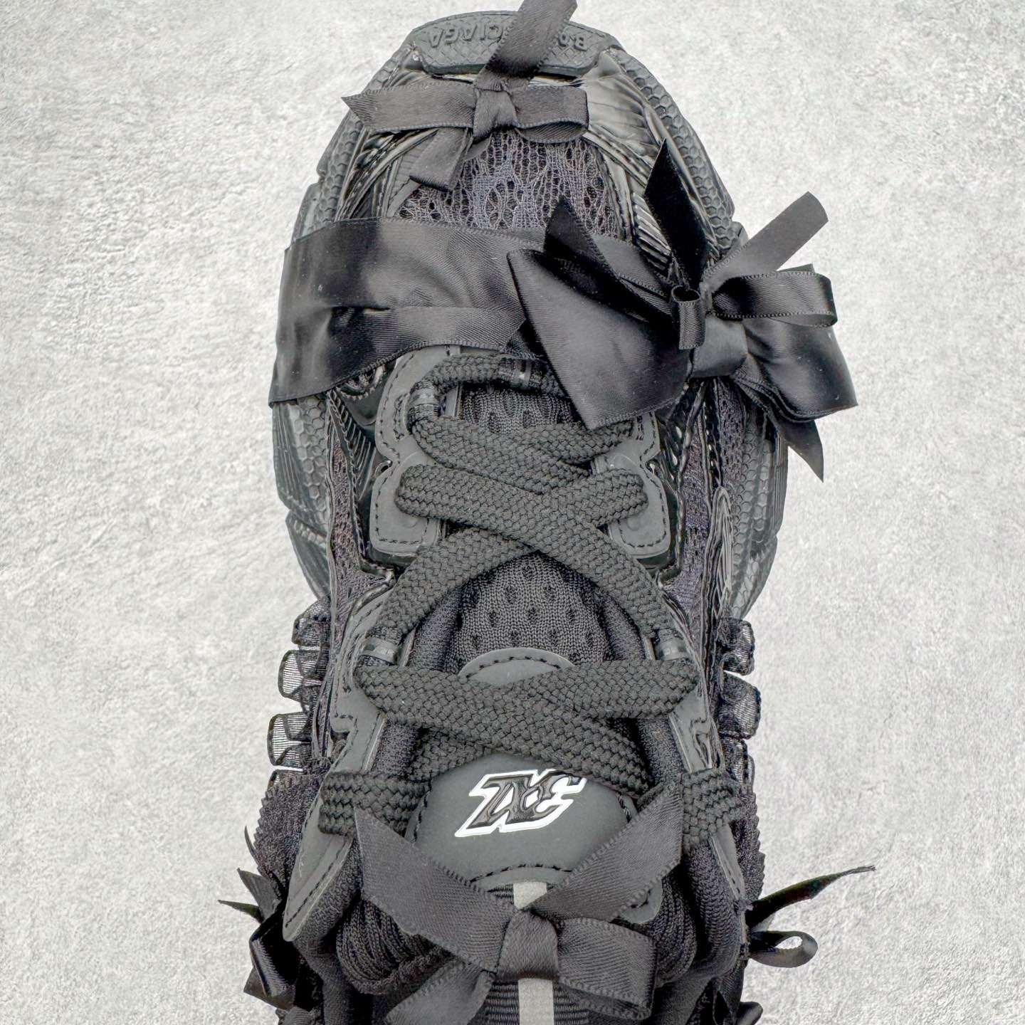 图片[4]-＃VG零售版 BALENCIAGA 3XL Sneakers 巴黎世家十代网布系带低帮走秀复古老爹鞋包头拖鞋半拖 蕾丝蝴蝶结 全套原纸板楦头开发 最原汁原味的灵魂版型 全鞋荧光划线卡点 胶水把控整洁度追求极致完美 每一双都是工艺品 多重QC质检 超越公司货的品控标准 实实在在的免检产品 原盒原配 正确字体电绣 粗细、位置、大小正确 侧边TPU 透气孔匹配意产原版 正确分离大底 TPU软底 原版一致大底LOGO 立体感十足 原厂皮料水洗做旧 采购原厂网纱 不含皮革 网布材料和聚氨酯 磨损效果 鞋头边缘和后帮 Balenciaga 徽标 鞋面和后跟凸印尺码 鞋舌 3XL 橡胶品牌标识和反光细节 鞋帮拉袢和鞋舌拉祥 配反光细节 备用鞋带在鞋履前侧 可在穿着前取下 便于不同造型搭配 正常尺码 尺码：35 36 37 38 39 40 41 42 43 44 45 46-选品中心