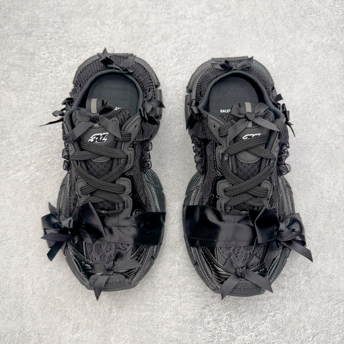 图片[2]-＃VG零售版 BALENCIAGA 3XL Sneakers 巴黎世家十代网布系带低帮走秀复古老爹鞋包头拖鞋半拖 蕾丝蝴蝶结 全套原纸板楦头开发 最原汁原味的灵魂版型 全鞋荧光划线卡点 胶水把控整洁度追求极致完美 每一双都是工艺品 多重QC质检 超越公司货的品控标准 实实在在的免检产品 原盒原配 正确字体电绣 粗细、位置、大小正确 侧边TPU 透气孔匹配意产原版 正确分离大底 TPU软底 原版一致大底LOGO 立体感十足 原厂皮料水洗做旧 采购原厂网纱 不含皮革 网布材料和聚氨酯 磨损效果 鞋头边缘和后帮 Balenciaga 徽标 鞋面和后跟凸印尺码 鞋舌 3XL 橡胶品牌标识和反光细节 鞋帮拉袢和鞋舌拉祥 配反光细节 备用鞋带在鞋履前侧 可在穿着前取下 便于不同造型搭配 正常尺码 尺码：35 36 37 38 39 40 41 42 43 44 45 46-选品中心