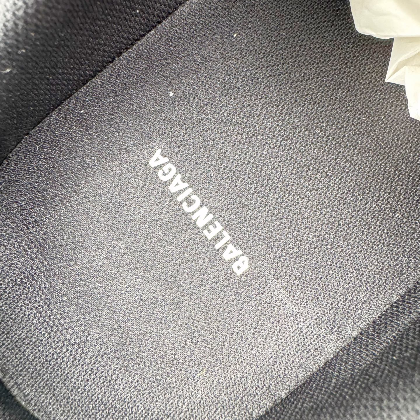 图片[16]-＃VG零售版 BALENCIAGA 3XL Sneakers 巴黎世家十代网布系带低帮走秀复古老爹鞋包头拖鞋半拖 蕾丝蝴蝶结 全套原纸板楦头开发 最原汁原味的灵魂版型 全鞋荧光划线卡点 胶水把控整洁度追求极致完美 每一双都是工艺品 多重QC质检 超越公司货的品控标准 实实在在的免检产品 原盒原配 正确字体电绣 粗细、位置、大小正确 侧边TPU 透气孔匹配意产原版 正确分离大底 TPU软底 原版一致大底LOGO 立体感十足 原厂皮料水洗做旧 采购原厂网纱 不含皮革 网布材料和聚氨酯 磨损效果 鞋头边缘和后帮 Balenciaga 徽标 鞋面和后跟凸印尺码 鞋舌 3XL 橡胶品牌标识和反光细节 鞋帮拉袢和鞋舌拉祥 配反光细节 备用鞋带在鞋履前侧 可在穿着前取下 便于不同造型搭配 正常尺码 尺码：35 36 37 38 39 40 41 42 43 44 45 46-选品中心