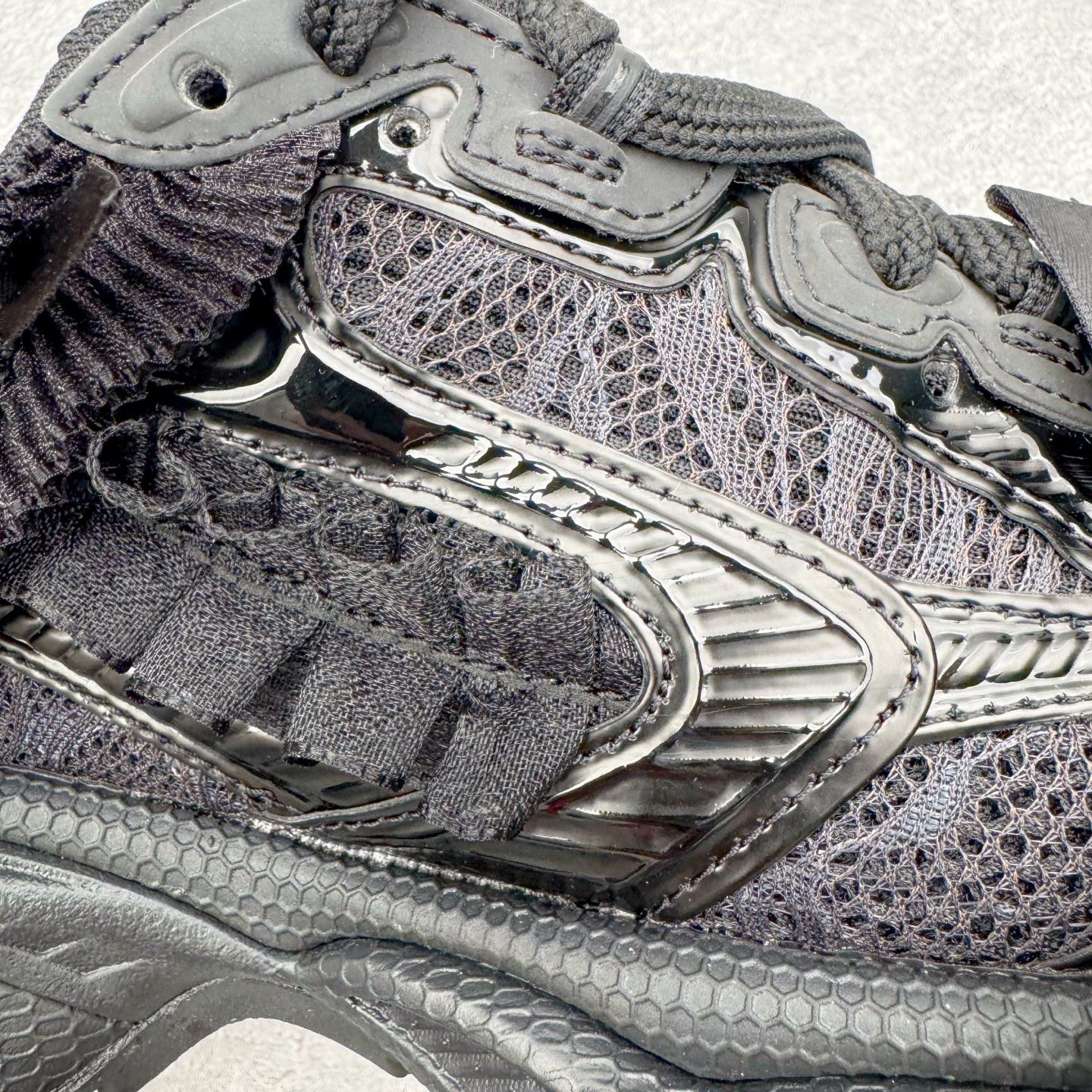 图片[18]-＃VG零售版 BALENCIAGA 3XL Sneakers 巴黎世家十代网布系带低帮走秀复古老爹鞋包头拖鞋半拖 蕾丝蝴蝶结 全套原纸板楦头开发 最原汁原味的灵魂版型 全鞋荧光划线卡点 胶水把控整洁度追求极致完美 每一双都是工艺品 多重QC质检 超越公司货的品控标准 实实在在的免检产品 原盒原配 正确字体电绣 粗细、位置、大小正确 侧边TPU 透气孔匹配意产原版 正确分离大底 TPU软底 原版一致大底LOGO 立体感十足 原厂皮料水洗做旧 采购原厂网纱 不含皮革 网布材料和聚氨酯 磨损效果 鞋头边缘和后帮 Balenciaga 徽标 鞋面和后跟凸印尺码 鞋舌 3XL 橡胶品牌标识和反光细节 鞋帮拉袢和鞋舌拉祥 配反光细节 备用鞋带在鞋履前侧 可在穿着前取下 便于不同造型搭配 正常尺码 尺码：35 36 37 38 39 40 41 42 43 44 45 46-选品中心