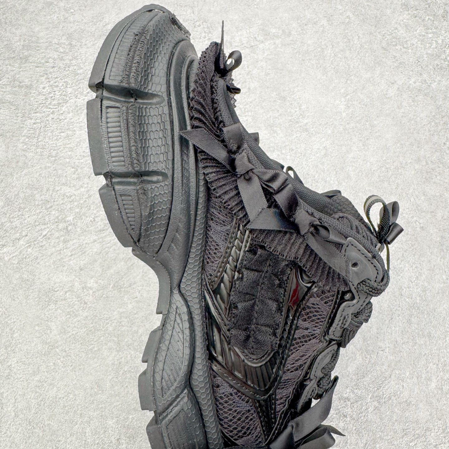 图片[6]-＃VG零售版 BALENCIAGA 3XL Sneakers 巴黎世家十代网布系带低帮走秀复古老爹鞋包头拖鞋半拖 蕾丝蝴蝶结 全套原纸板楦头开发 最原汁原味的灵魂版型 全鞋荧光划线卡点 胶水把控整洁度追求极致完美 每一双都是工艺品 多重QC质检 超越公司货的品控标准 实实在在的免检产品 原盒原配 正确字体电绣 粗细、位置、大小正确 侧边TPU 透气孔匹配意产原版 正确分离大底 TPU软底 原版一致大底LOGO 立体感十足 原厂皮料水洗做旧 采购原厂网纱 不含皮革 网布材料和聚氨酯 磨损效果 鞋头边缘和后帮 Balenciaga 徽标 鞋面和后跟凸印尺码 鞋舌 3XL 橡胶品牌标识和反光细节 鞋帮拉袢和鞋舌拉祥 配反光细节 备用鞋带在鞋履前侧 可在穿着前取下 便于不同造型搭配 正常尺码 尺码：35 36 37 38 39 40 41 42 43 44 45 46-选品中心