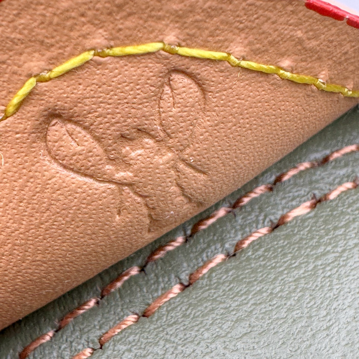 图片[14]-＃M纯原 LOUIS VUITTON x Nigo lv联名款 Buttersoft 牛皮革羊皮革 FW25 图案压纹 圆头系带 低帮 生活休闲鞋 男女同款 白色 外贸零售特供批次 2023全新纸板数据 印花高频效果碾压市面 市售天花板产物 耗时半年巨作 全套原厂新版原纸板楦头开发 原厂特供皮料加持 市场所有版本中综合最强的货品 GD实力大厂出品 全网最全配色更新最快 最成熟的做工稳定的品控 完美鞋型超高的清洁度 零毛边线头瑕疵 全套原楦原纸版原鞋开模 全网最具灵魂的版型 正确原装黄色鞋盒 正确中底印花 鞋面印花3D高频深度立体 全鞋电脑针车 紧密相连 针距密度一致 环保乳胶注塑鞋垫 厚度脚感还原原版 皮面裁剪部位 统一油边封口工艺 原装橡胶大底含胶量大底组合零偏差 专柜全套包装 防尘袋 说明书 质保卡 男女鞋 尺码：35 36 37 38 39 40 41 42 43 44 45-选品中心