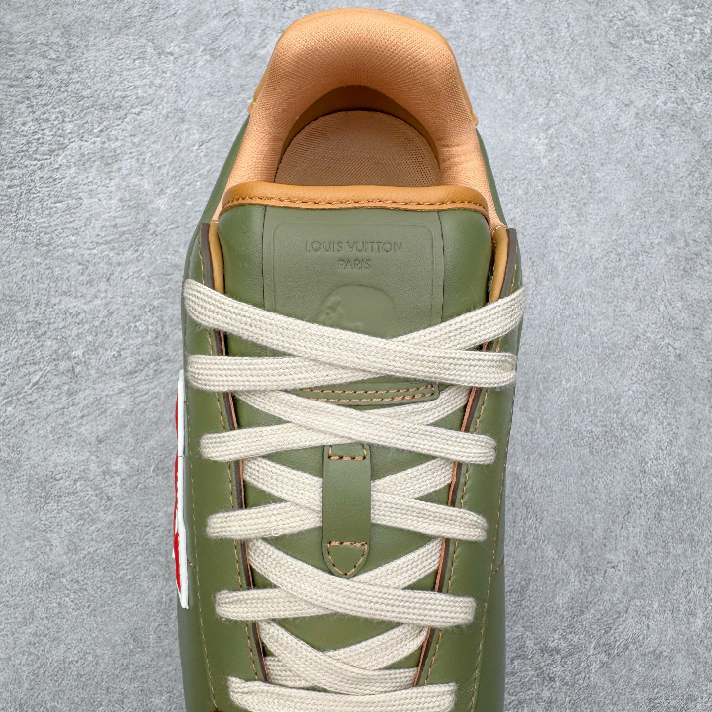 图片[5]-＃M纯原 LOUIS VUITTON x Nigo lv联名款 Buttersoft 牛皮革羊皮革 FW25 图案压纹 圆头系带 低帮 生活休闲鞋 男女同款 白色 外贸零售特供批次 2023全新纸板数据 印花高频效果碾压市面 市售天花板产物 耗时半年巨作 全套原厂新版原纸板楦头开发 原厂特供皮料加持 市场所有版本中综合最强的货品 GD实力大厂出品 全网最全配色更新最快 最成熟的做工稳定的品控 完美鞋型超高的清洁度 零毛边线头瑕疵 全套原楦原纸版原鞋开模 全网最具灵魂的版型 正确原装黄色鞋盒 正确中底印花 鞋面印花3D高频深度立体 全鞋电脑针车 紧密相连 针距密度一致 环保乳胶注塑鞋垫 厚度脚感还原原版 皮面裁剪部位 统一油边封口工艺 原装橡胶大底含胶量大底组合零偏差 专柜全套包装 防尘袋 说明书 质保卡 男女鞋 尺码：35 36 37 38 39 40 41 42 43 44 45-选品中心