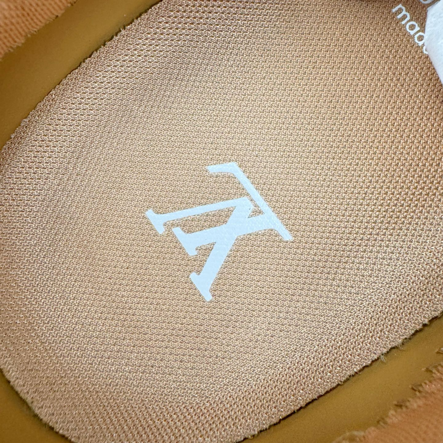 图片[12]-＃M纯原 LOUIS VUITTON x Nigo lv联名款 Buttersoft 牛皮革羊皮革 FW25 图案压纹 圆头系带 低帮 生活休闲鞋 男女同款 白色 外贸零售特供批次 2023全新纸板数据 印花高频效果碾压市面 市售天花板产物 耗时半年巨作 全套原厂新版原纸板楦头开发 原厂特供皮料加持 市场所有版本中综合最强的货品 GD实力大厂出品 全网最全配色更新最快 最成熟的做工稳定的品控 完美鞋型超高的清洁度 零毛边线头瑕疵 全套原楦原纸版原鞋开模 全网最具灵魂的版型 正确原装黄色鞋盒 正确中底印花 鞋面印花3D高频深度立体 全鞋电脑针车 紧密相连 针距密度一致 环保乳胶注塑鞋垫 厚度脚感还原原版 皮面裁剪部位 统一油边封口工艺 原装橡胶大底含胶量大底组合零偏差 专柜全套包装 防尘袋 说明书 质保卡 男女鞋 尺码：35 36 37 38 39 40 41 42 43 44 45-选品中心