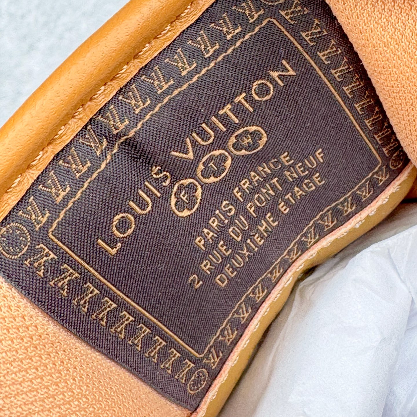 图片[13]-＃M纯原 LOUIS VUITTON x Nigo lv联名款 Buttersoft 牛皮革羊皮革 FW25 图案压纹 圆头系带 低帮 生活休闲鞋 男女同款 白色 外贸零售特供批次 2023全新纸板数据 印花高频效果碾压市面 市售天花板产物 耗时半年巨作 全套原厂新版原纸板楦头开发 原厂特供皮料加持 市场所有版本中综合最强的货品 GD实力大厂出品 全网最全配色更新最快 最成熟的做工稳定的品控 完美鞋型超高的清洁度 零毛边线头瑕疵 全套原楦原纸版原鞋开模 全网最具灵魂的版型 正确原装黄色鞋盒 正确中底印花 鞋面印花3D高频深度立体 全鞋电脑针车 紧密相连 针距密度一致 环保乳胶注塑鞋垫 厚度脚感还原原版 皮面裁剪部位 统一油边封口工艺 原装橡胶大底含胶量大底组合零偏差 专柜全套包装 防尘袋 说明书 质保卡 男女鞋 尺码：35 36 37 38 39 40 41 42 43 44 45-选品中心