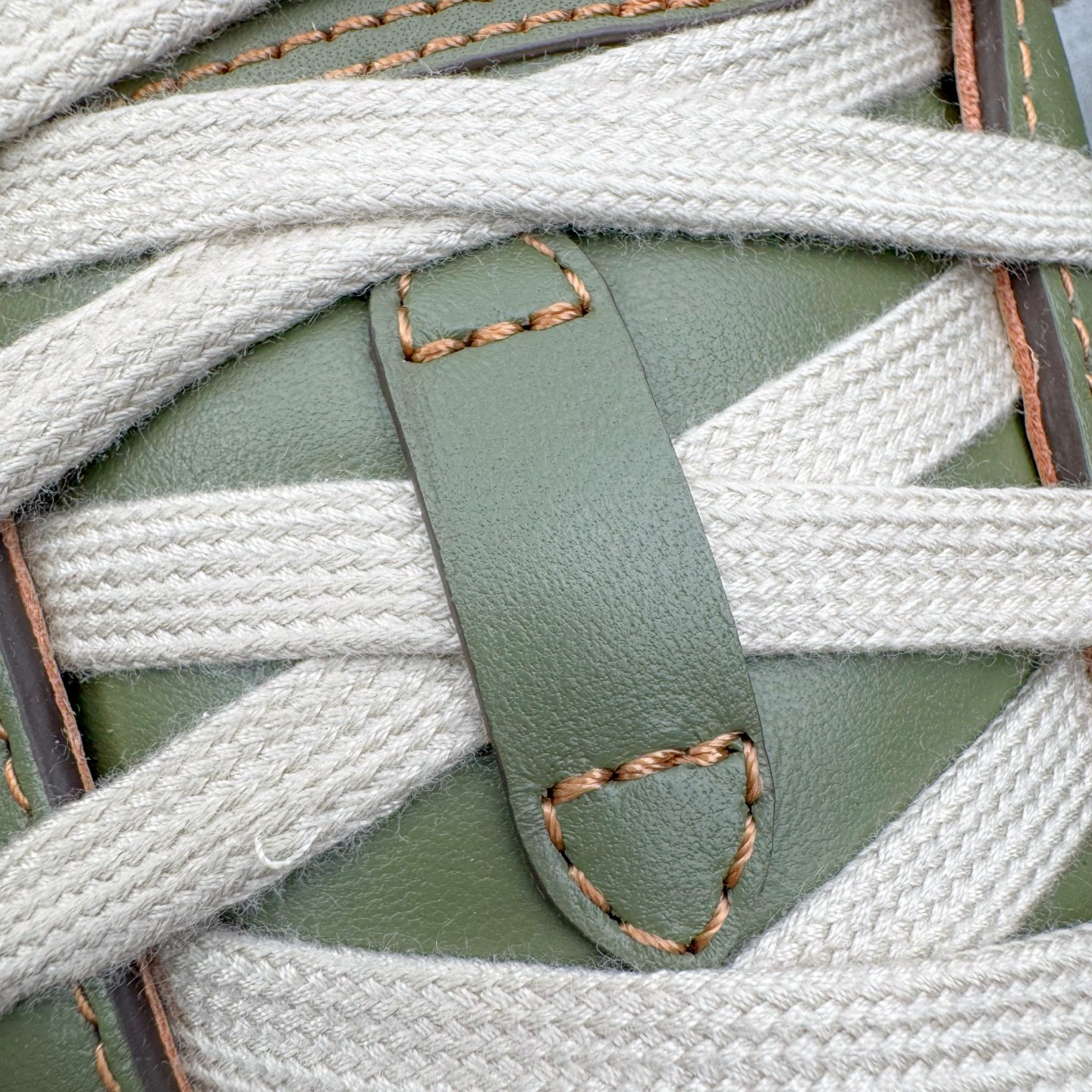 图片[19]-＃M纯原 LOUIS VUITTON x Nigo lv联名款 Buttersoft 牛皮革羊皮革 FW25 图案压纹 圆头系带 低帮 生活休闲鞋 男女同款 白色 外贸零售特供批次 2023全新纸板数据 印花高频效果碾压市面 市售天花板产物 耗时半年巨作 全套原厂新版原纸板楦头开发 原厂特供皮料加持 市场所有版本中综合最强的货品 GD实力大厂出品 全网最全配色更新最快 最成熟的做工稳定的品控 完美鞋型超高的清洁度 零毛边线头瑕疵 全套原楦原纸版原鞋开模 全网最具灵魂的版型 正确原装黄色鞋盒 正确中底印花 鞋面印花3D高频深度立体 全鞋电脑针车 紧密相连 针距密度一致 环保乳胶注塑鞋垫 厚度脚感还原原版 皮面裁剪部位 统一油边封口工艺 原装橡胶大底含胶量大底组合零偏差 专柜全套包装 防尘袋 说明书 质保卡 男女鞋 尺码：35 36 37 38 39 40 41 42 43 44 45-选品中心