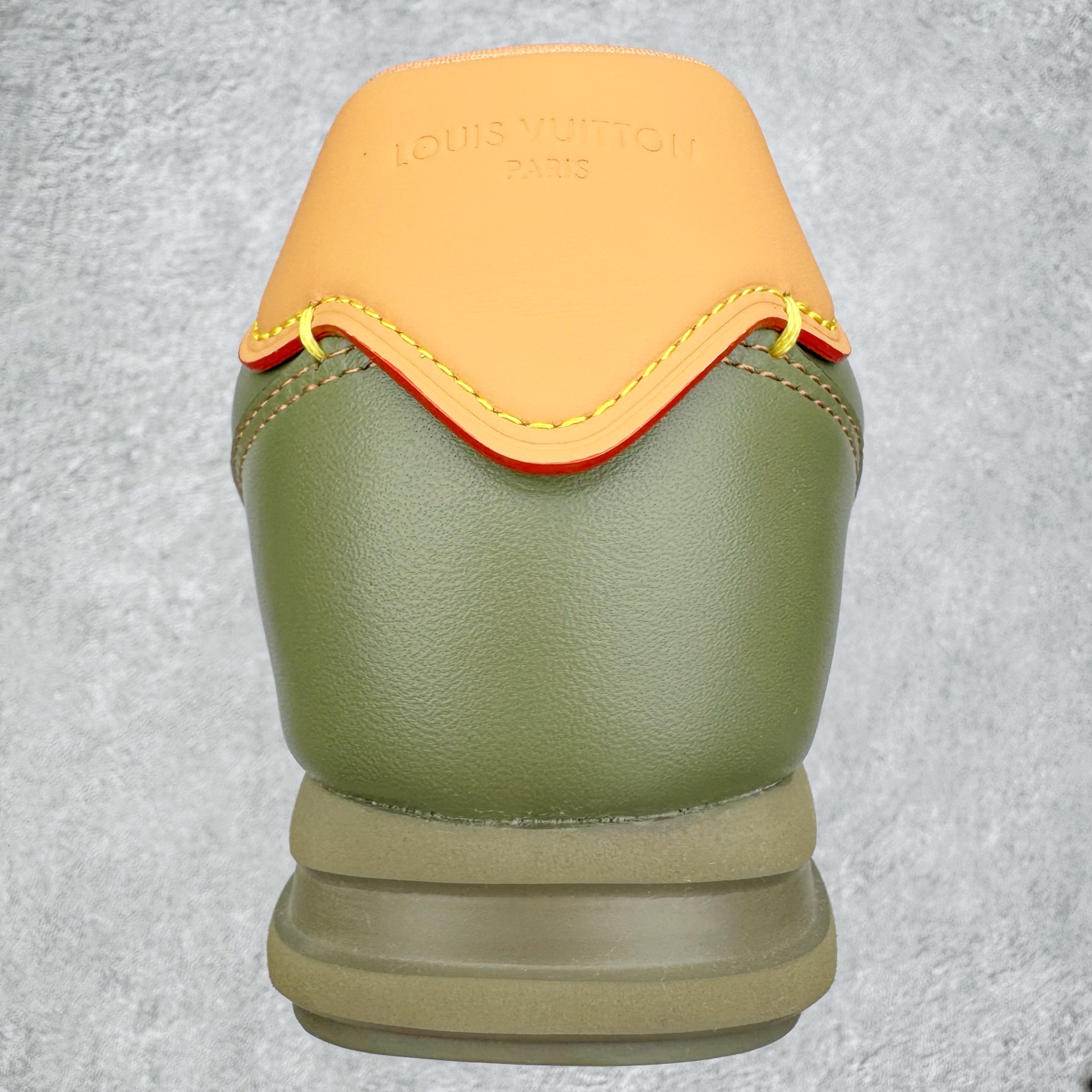 图片[8]-＃M纯原 LOUIS VUITTON x Nigo lv联名款 Buttersoft 牛皮革羊皮革 FW25 图案压纹 圆头系带 低帮 生活休闲鞋 男女同款 白色 外贸零售特供批次 2023全新纸板数据 印花高频效果碾压市面 市售天花板产物 耗时半年巨作 全套原厂新版原纸板楦头开发 原厂特供皮料加持 市场所有版本中综合最强的货品 GD实力大厂出品 全网最全配色更新最快 最成熟的做工稳定的品控 完美鞋型超高的清洁度 零毛边线头瑕疵 全套原楦原纸版原鞋开模 全网最具灵魂的版型 正确原装黄色鞋盒 正确中底印花 鞋面印花3D高频深度立体 全鞋电脑针车 紧密相连 针距密度一致 环保乳胶注塑鞋垫 厚度脚感还原原版 皮面裁剪部位 统一油边封口工艺 原装橡胶大底含胶量大底组合零偏差 专柜全套包装 防尘袋 说明书 质保卡 男女鞋 尺码：35 36 37 38 39 40 41 42 43 44 45-选品中心