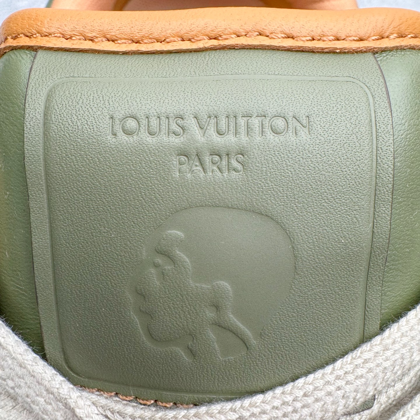 图片[20]-＃M纯原 LOUIS VUITTON x Nigo lv联名款 Buttersoft 牛皮革羊皮革 FW25 图案压纹 圆头系带 低帮 生活休闲鞋 男女同款 白色 外贸零售特供批次 2023全新纸板数据 印花高频效果碾压市面 市售天花板产物 耗时半年巨作 全套原厂新版原纸板楦头开发 原厂特供皮料加持 市场所有版本中综合最强的货品 GD实力大厂出品 全网最全配色更新最快 最成熟的做工稳定的品控 完美鞋型超高的清洁度 零毛边线头瑕疵 全套原楦原纸版原鞋开模 全网最具灵魂的版型 正确原装黄色鞋盒 正确中底印花 鞋面印花3D高频深度立体 全鞋电脑针车 紧密相连 针距密度一致 环保乳胶注塑鞋垫 厚度脚感还原原版 皮面裁剪部位 统一油边封口工艺 原装橡胶大底含胶量大底组合零偏差 专柜全套包装 防尘袋 说明书 质保卡 男女鞋 尺码：35 36 37 38 39 40 41 42 43 44 45-选品中心