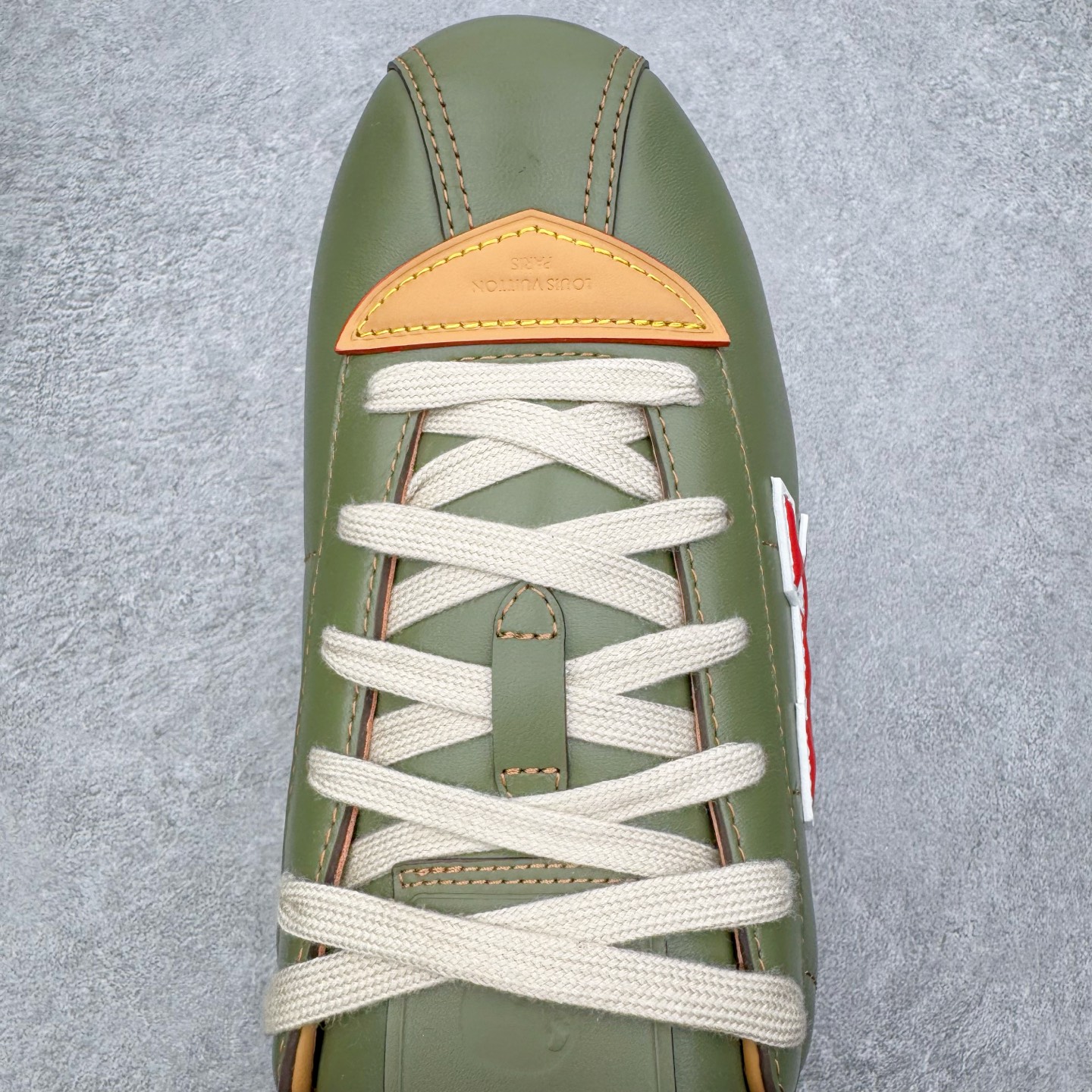 图片[4]-＃M纯原 LOUIS VUITTON x Nigo lv联名款 Buttersoft 牛皮革羊皮革 FW25 图案压纹 圆头系带 低帮 生活休闲鞋 男女同款 白色 外贸零售特供批次 2023全新纸板数据 印花高频效果碾压市面 市售天花板产物 耗时半年巨作 全套原厂新版原纸板楦头开发 原厂特供皮料加持 市场所有版本中综合最强的货品 GD实力大厂出品 全网最全配色更新最快 最成熟的做工稳定的品控 完美鞋型超高的清洁度 零毛边线头瑕疵 全套原楦原纸版原鞋开模 全网最具灵魂的版型 正确原装黄色鞋盒 正确中底印花 鞋面印花3D高频深度立体 全鞋电脑针车 紧密相连 针距密度一致 环保乳胶注塑鞋垫 厚度脚感还原原版 皮面裁剪部位 统一油边封口工艺 原装橡胶大底含胶量大底组合零偏差 专柜全套包装 防尘袋 说明书 质保卡 男女鞋 尺码：35 36 37 38 39 40 41 42 43 44 45-选品中心