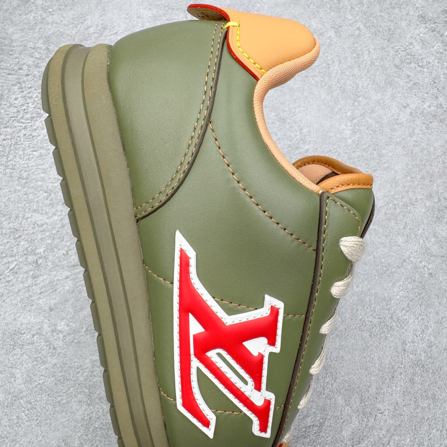 图片[6]-＃M纯原 LOUIS VUITTON x Nigo lv联名款 Buttersoft 牛皮革羊皮革 FW25 图案压纹 圆头系带 低帮 生活休闲鞋 男女同款 白色 外贸零售特供批次 2023全新纸板数据 印花高频效果碾压市面 市售天花板产物 耗时半年巨作 全套原厂新版原纸板楦头开发 原厂特供皮料加持 市场所有版本中综合最强的货品 GD实力大厂出品 全网最全配色更新最快 最成熟的做工稳定的品控 完美鞋型超高的清洁度 零毛边线头瑕疵 全套原楦原纸版原鞋开模 全网最具灵魂的版型 正确原装黄色鞋盒 正确中底印花 鞋面印花3D高频深度立体 全鞋电脑针车 紧密相连 针距密度一致 环保乳胶注塑鞋垫 厚度脚感还原原版 皮面裁剪部位 统一油边封口工艺 原装橡胶大底含胶量大底组合零偏差 专柜全套包装 防尘袋 说明书 质保卡 男女鞋 尺码：35 36 37 38 39 40 41 42 43 44 45-选品中心