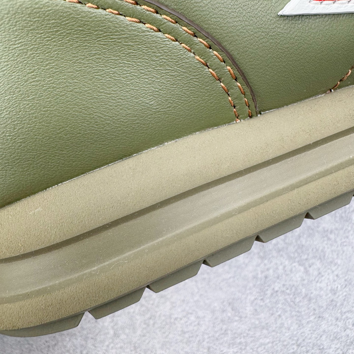 图片[16]-＃M纯原 LOUIS VUITTON x Nigo lv联名款 Buttersoft 牛皮革羊皮革 FW25 图案压纹 圆头系带 低帮 生活休闲鞋 男女同款 白色 外贸零售特供批次 2023全新纸板数据 印花高频效果碾压市面 市售天花板产物 耗时半年巨作 全套原厂新版原纸板楦头开发 原厂特供皮料加持 市场所有版本中综合最强的货品 GD实力大厂出品 全网最全配色更新最快 最成熟的做工稳定的品控 完美鞋型超高的清洁度 零毛边线头瑕疵 全套原楦原纸版原鞋开模 全网最具灵魂的版型 正确原装黄色鞋盒 正确中底印花 鞋面印花3D高频深度立体 全鞋电脑针车 紧密相连 针距密度一致 环保乳胶注塑鞋垫 厚度脚感还原原版 皮面裁剪部位 统一油边封口工艺 原装橡胶大底含胶量大底组合零偏差 专柜全套包装 防尘袋 说明书 质保卡 男女鞋 尺码：35 36 37 38 39 40 41 42 43 44 45-选品中心