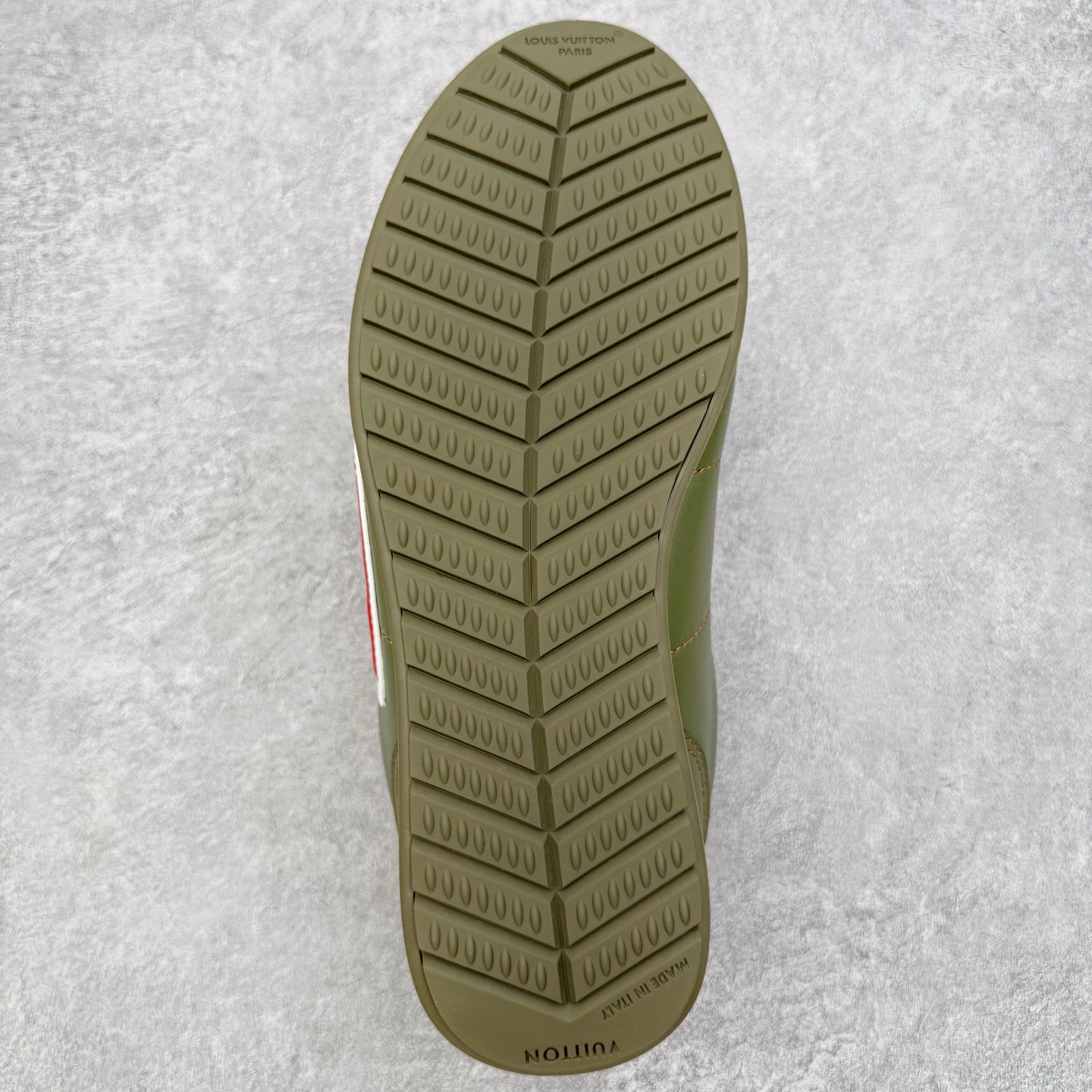 图片[9]-＃M纯原 LOUIS VUITTON x Nigo lv联名款 Buttersoft 牛皮革羊皮革 FW25 图案压纹 圆头系带 低帮 生活休闲鞋 男女同款 白色 外贸零售特供批次 2023全新纸板数据 印花高频效果碾压市面 市售天花板产物 耗时半年巨作 全套原厂新版原纸板楦头开发 原厂特供皮料加持 市场所有版本中综合最强的货品 GD实力大厂出品 全网最全配色更新最快 最成熟的做工稳定的品控 完美鞋型超高的清洁度 零毛边线头瑕疵 全套原楦原纸版原鞋开模 全网最具灵魂的版型 正确原装黄色鞋盒 正确中底印花 鞋面印花3D高频深度立体 全鞋电脑针车 紧密相连 针距密度一致 环保乳胶注塑鞋垫 厚度脚感还原原版 皮面裁剪部位 统一油边封口工艺 原装橡胶大底含胶量大底组合零偏差 专柜全套包装 防尘袋 说明书 质保卡 男女鞋 尺码：35 36 37 38 39 40 41 42 43 44 45-选品中心