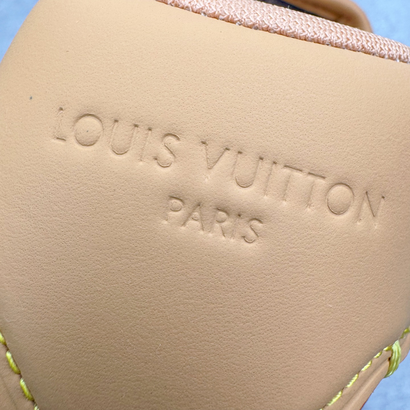 图片[15]-＃M纯原 LOUIS VUITTON x Nigo lv联名款 Buttersoft 牛皮革羊皮革 FW25 图案压纹 圆头系带 低帮 生活休闲鞋 男女同款 白色 外贸零售特供批次 2023全新纸板数据 印花高频效果碾压市面 市售天花板产物 耗时半年巨作 全套原厂新版原纸板楦头开发 原厂特供皮料加持 市场所有版本中综合最强的货品 GD实力大厂出品 全网最全配色更新最快 最成熟的做工稳定的品控 完美鞋型超高的清洁度 零毛边线头瑕疵 全套原楦原纸版原鞋开模 全网最具灵魂的版型 正确原装黄色鞋盒 正确中底印花 鞋面印花3D高频深度立体 全鞋电脑针车 紧密相连 针距密度一致 环保乳胶注塑鞋垫 厚度脚感还原原版 皮面裁剪部位 统一油边封口工艺 原装橡胶大底含胶量大底组合零偏差 专柜全套包装 防尘袋 说明书 质保卡 男女鞋 尺码：35 36 37 38 39 40 41 42 43 44 45-选品中心