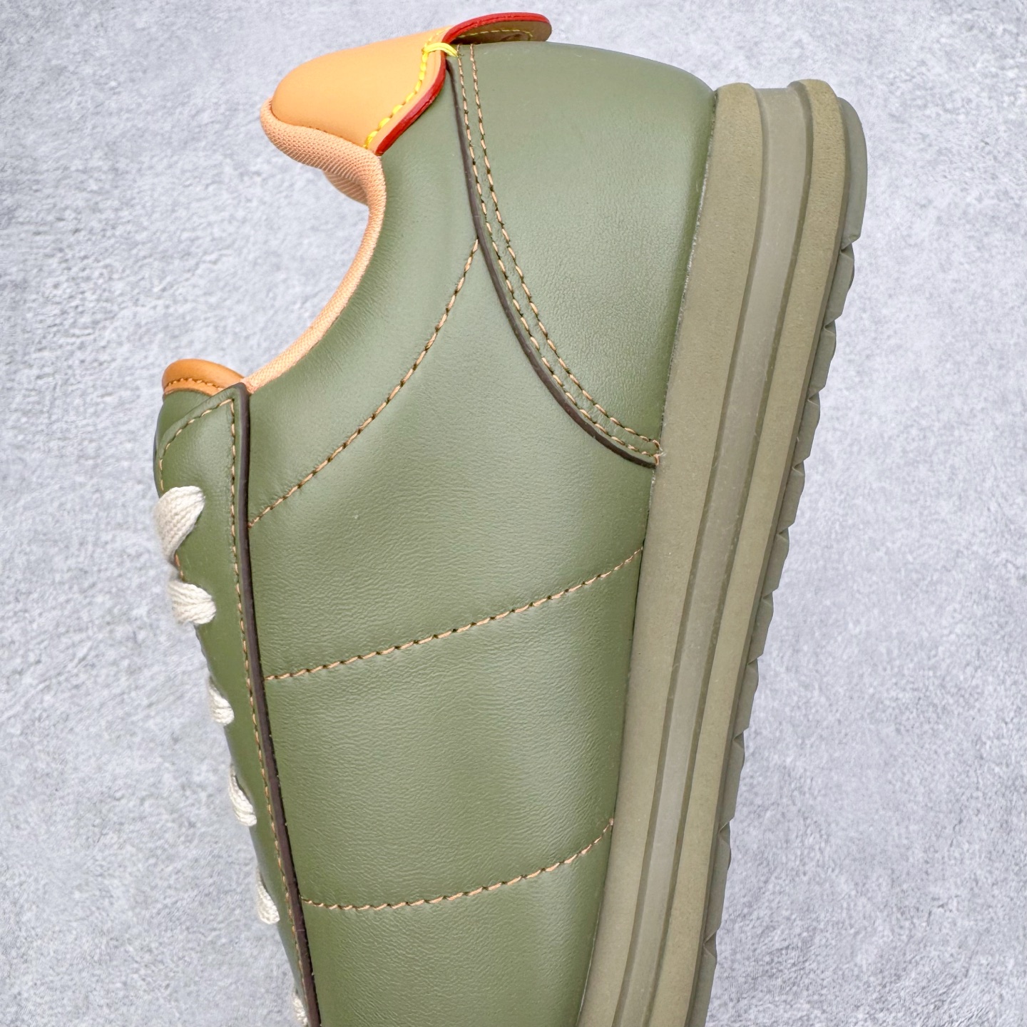 图片[7]-＃M纯原 LOUIS VUITTON x Nigo lv联名款 Buttersoft 牛皮革羊皮革 FW25 图案压纹 圆头系带 低帮 生活休闲鞋 男女同款 白色 外贸零售特供批次 2023全新纸板数据 印花高频效果碾压市面 市售天花板产物 耗时半年巨作 全套原厂新版原纸板楦头开发 原厂特供皮料加持 市场所有版本中综合最强的货品 GD实力大厂出品 全网最全配色更新最快 最成熟的做工稳定的品控 完美鞋型超高的清洁度 零毛边线头瑕疵 全套原楦原纸版原鞋开模 全网最具灵魂的版型 正确原装黄色鞋盒 正确中底印花 鞋面印花3D高频深度立体 全鞋电脑针车 紧密相连 针距密度一致 环保乳胶注塑鞋垫 厚度脚感还原原版 皮面裁剪部位 统一油边封口工艺 原装橡胶大底含胶量大底组合零偏差 专柜全套包装 防尘袋 说明书 质保卡 男女鞋 尺码：35 36 37 38 39 40 41 42 43 44 45-选品中心