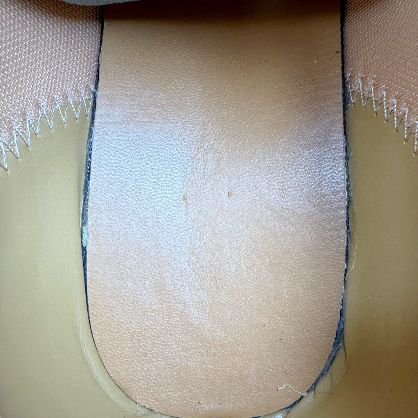 图片[11]-＃M纯原 LOUIS VUITTON x Nigo lv联名款 Buttersoft 牛皮革羊皮革 FW25 图案压纹 圆头系带 低帮 生活休闲鞋 男女同款 白色 外贸零售特供批次 2023全新纸板数据 印花高频效果碾压市面 市售天花板产物 耗时半年巨作 全套原厂新版原纸板楦头开发 原厂特供皮料加持 市场所有版本中综合最强的货品 GD实力大厂出品 全网最全配色更新最快 最成熟的做工稳定的品控 完美鞋型超高的清洁度 零毛边线头瑕疵 全套原楦原纸版原鞋开模 全网最具灵魂的版型 正确原装黄色鞋盒 正确中底印花 鞋面印花3D高频深度立体 全鞋电脑针车 紧密相连 针距密度一致 环保乳胶注塑鞋垫 厚度脚感还原原版 皮面裁剪部位 统一油边封口工艺 原装橡胶大底含胶量大底组合零偏差 专柜全套包装 防尘袋 说明书 质保卡 男女鞋 尺码：35 36 37 38 39 40 41 42 43 44 45-选品中心