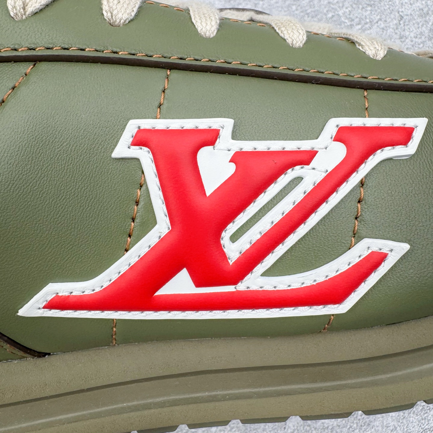 图片[17]-＃M纯原 LOUIS VUITTON x Nigo lv联名款 Buttersoft 牛皮革羊皮革 FW25 图案压纹 圆头系带 低帮 生活休闲鞋 男女同款 白色 外贸零售特供批次 2023全新纸板数据 印花高频效果碾压市面 市售天花板产物 耗时半年巨作 全套原厂新版原纸板楦头开发 原厂特供皮料加持 市场所有版本中综合最强的货品 GD实力大厂出品 全网最全配色更新最快 最成熟的做工稳定的品控 完美鞋型超高的清洁度 零毛边线头瑕疵 全套原楦原纸版原鞋开模 全网最具灵魂的版型 正确原装黄色鞋盒 正确中底印花 鞋面印花3D高频深度立体 全鞋电脑针车 紧密相连 针距密度一致 环保乳胶注塑鞋垫 厚度脚感还原原版 皮面裁剪部位 统一油边封口工艺 原装橡胶大底含胶量大底组合零偏差 专柜全套包装 防尘袋 说明书 质保卡 男女鞋 尺码：35 36 37 38 39 40 41 42 43 44 45-选品中心