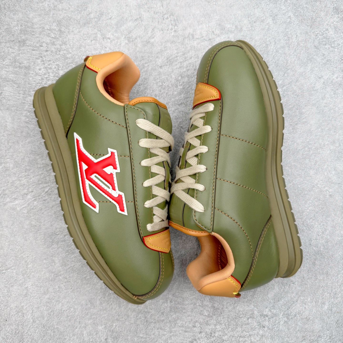 图片[3]-＃M纯原 LOUIS VUITTON x Nigo lv联名款 Buttersoft 牛皮革羊皮革 FW25 图案压纹 圆头系带 低帮 生活休闲鞋 男女同款 白色 外贸零售特供批次 2023全新纸板数据 印花高频效果碾压市面 市售天花板产物 耗时半年巨作 全套原厂新版原纸板楦头开发 原厂特供皮料加持 市场所有版本中综合最强的货品 GD实力大厂出品 全网最全配色更新最快 最成熟的做工稳定的品控 完美鞋型超高的清洁度 零毛边线头瑕疵 全套原楦原纸版原鞋开模 全网最具灵魂的版型 正确原装黄色鞋盒 正确中底印花 鞋面印花3D高频深度立体 全鞋电脑针车 紧密相连 针距密度一致 环保乳胶注塑鞋垫 厚度脚感还原原版 皮面裁剪部位 统一油边封口工艺 原装橡胶大底含胶量大底组合零偏差 专柜全套包装 防尘袋 说明书 质保卡 男女鞋 尺码：35 36 37 38 39 40 41 42 43 44 45-选品中心