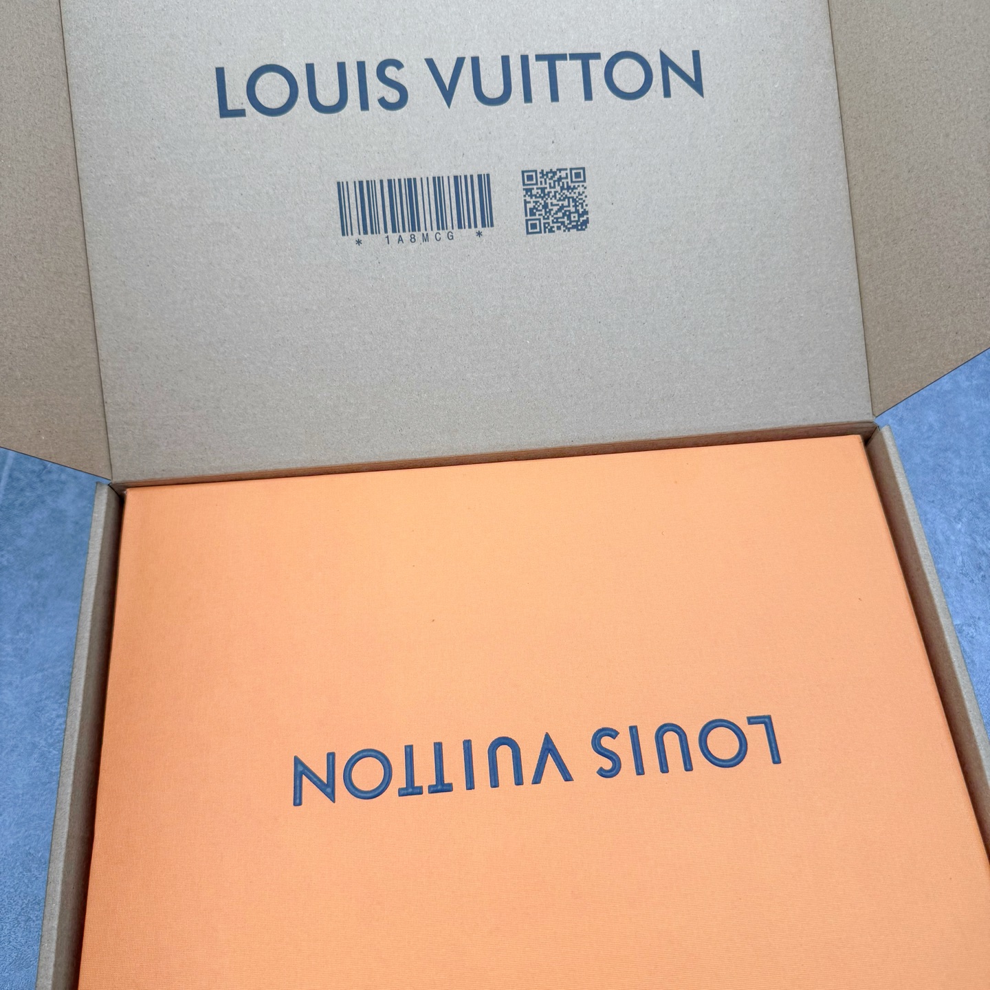 图片[21]-＃M纯原 LOUIS VUITTON x Nigo lv联名款 Buttersoft 牛皮革羊皮革 FW25 图案压纹 圆头系带 低帮 生活休闲鞋 男女同款 白色 外贸零售特供批次 2023全新纸板数据 印花高频效果碾压市面 市售天花板产物 耗时半年巨作 全套原厂新版原纸板楦头开发 原厂特供皮料加持 市场所有版本中综合最强的货品 GD实力大厂出品 全网最全配色更新最快 最成熟的做工稳定的品控 完美鞋型超高的清洁度 零毛边线头瑕疵 全套原楦原纸版原鞋开模 全网最具灵魂的版型 正确原装黄色鞋盒 正确中底印花 鞋面印花3D高频深度立体 全鞋电脑针车 紧密相连 针距密度一致 环保乳胶注塑鞋垫 厚度脚感还原原版 皮面裁剪部位 统一油边封口工艺 原装橡胶大底含胶量大底组合零偏差 专柜全套包装 防尘袋 说明书 质保卡 男女鞋 尺码：35 36 37 38 39 40 41 42 43 44 45-选品中心
