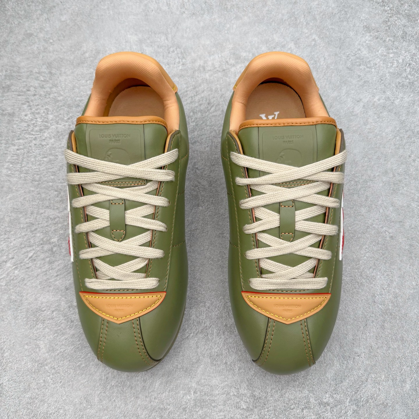 图片[2]-＃M纯原 LOUIS VUITTON x Nigo lv联名款 Buttersoft 牛皮革羊皮革 FW25 图案压纹 圆头系带 低帮 生活休闲鞋 男女同款 白色 外贸零售特供批次 2023全新纸板数据 印花高频效果碾压市面 市售天花板产物 耗时半年巨作 全套原厂新版原纸板楦头开发 原厂特供皮料加持 市场所有版本中综合最强的货品 GD实力大厂出品 全网最全配色更新最快 最成熟的做工稳定的品控 完美鞋型超高的清洁度 零毛边线头瑕疵 全套原楦原纸版原鞋开模 全网最具灵魂的版型 正确原装黄色鞋盒 正确中底印花 鞋面印花3D高频深度立体 全鞋电脑针车 紧密相连 针距密度一致 环保乳胶注塑鞋垫 厚度脚感还原原版 皮面裁剪部位 统一油边封口工艺 原装橡胶大底含胶量大底组合零偏差 专柜全套包装 防尘袋 说明书 质保卡 男女鞋 尺码：35 36 37 38 39 40 41 42 43 44 45-选品中心