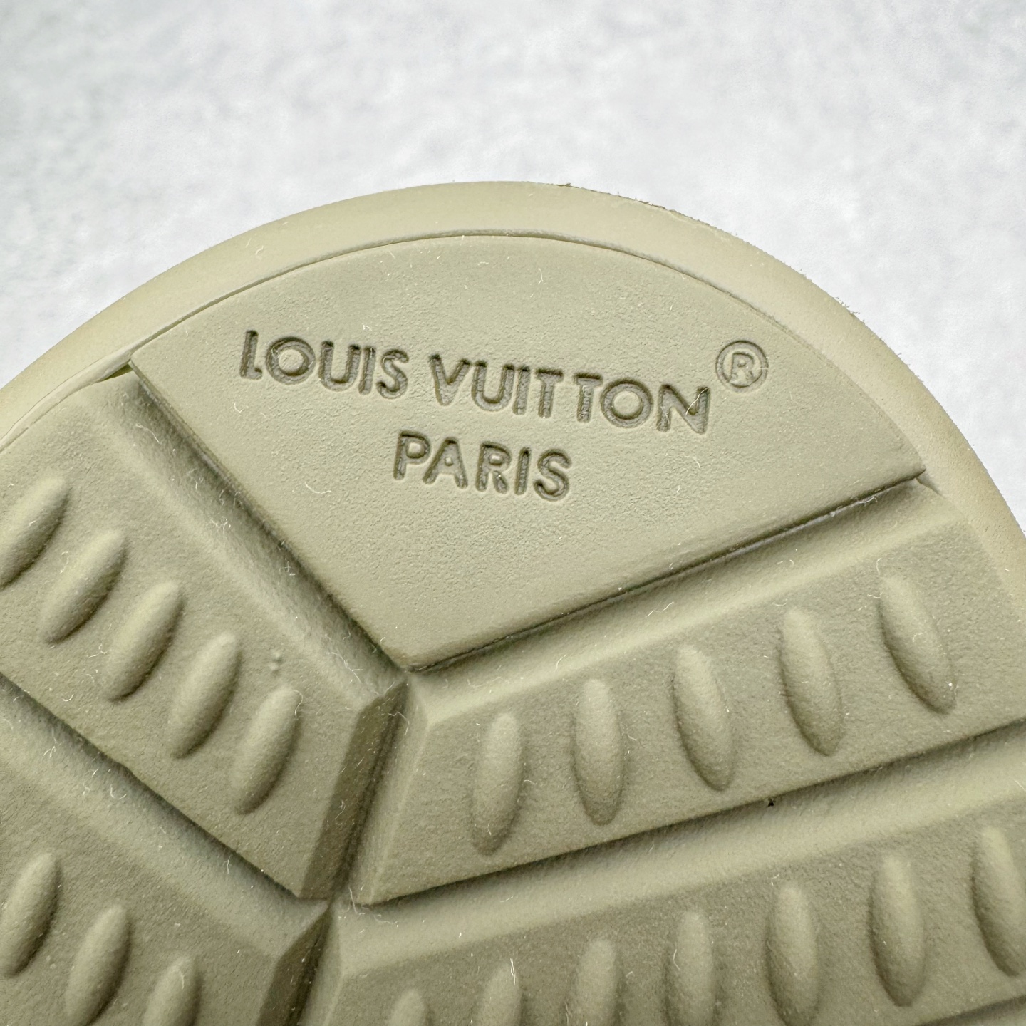 图片[10]-＃M纯原 LOUIS VUITTON x Nigo lv联名款 Buttersoft 牛皮革羊皮革 FW25 图案压纹 圆头系带 低帮 生活休闲鞋 男女同款 白色 外贸零售特供批次 2023全新纸板数据 印花高频效果碾压市面 市售天花板产物 耗时半年巨作 全套原厂新版原纸板楦头开发 原厂特供皮料加持 市场所有版本中综合最强的货品 GD实力大厂出品 全网最全配色更新最快 最成熟的做工稳定的品控 完美鞋型超高的清洁度 零毛边线头瑕疵 全套原楦原纸版原鞋开模 全网最具灵魂的版型 正确原装黄色鞋盒 正确中底印花 鞋面印花3D高频深度立体 全鞋电脑针车 紧密相连 针距密度一致 环保乳胶注塑鞋垫 厚度脚感还原原版 皮面裁剪部位 统一油边封口工艺 原装橡胶大底含胶量大底组合零偏差 专柜全套包装 防尘袋 说明书 质保卡 男女鞋 尺码：35 36 37 38 39 40 41 42 43 44 45-选品中心